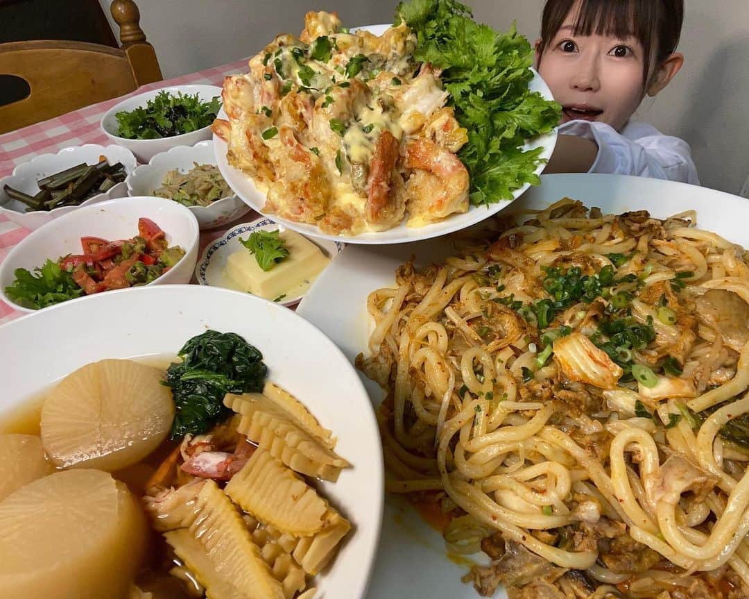 のインスタグラム：「#料理#焼きうどん#牛かす#大根#辛造り#海老マヨ#わさび菜#わらび#なめ茸#キムチ#業務スーパー  お料理自信無いけど色々作って食べてみました✨✨ 【半閲覧注意】お料理苦手大食いYouTuberが自作デカ盛り大食いしてみました。Home cooked food big  eat https://youtu.be/rsbAIHjSFbE」