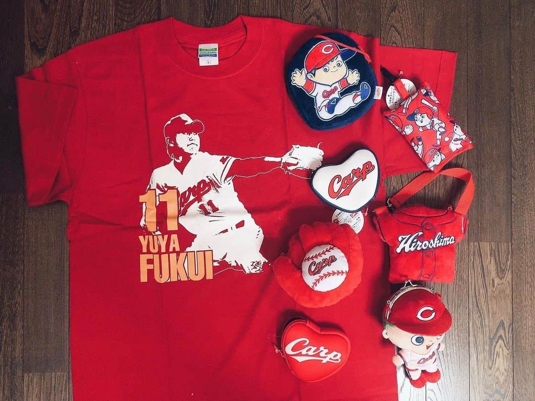 のインスタグラム：「ついに… プロ野球開幕が… 6月19日に決まりましたーー‼︎ やったー‼︎‼︎ 無観客試合ではありますが、 お家ででも、野球の試合が見られる幸せに感謝です…🎌 . お誕生日にいただいたかわいいかわいいカープグッズたちも喜んでいる😍⚾️こんな中で送っていただきありがとうございます😿‼️ . カープはセ・リーグで最も移動距離が長いので、選手たちの移動に関しては心配ではありますが、わたしたちファンはとにかく全力応援💪するしかない😆👏 楽しみに待ちましょう☺️☺️ . . #プロ野球開幕決定 #619 #2020916 #プロ野球 #プロ野球ファン #カープファン #カープグッズ #UFOキャッチャー #カープ #全力応援 #応援しよう #やっと野球が見られる #野球が見たい #野球観戦したい #当たり前に感謝 #感謝」