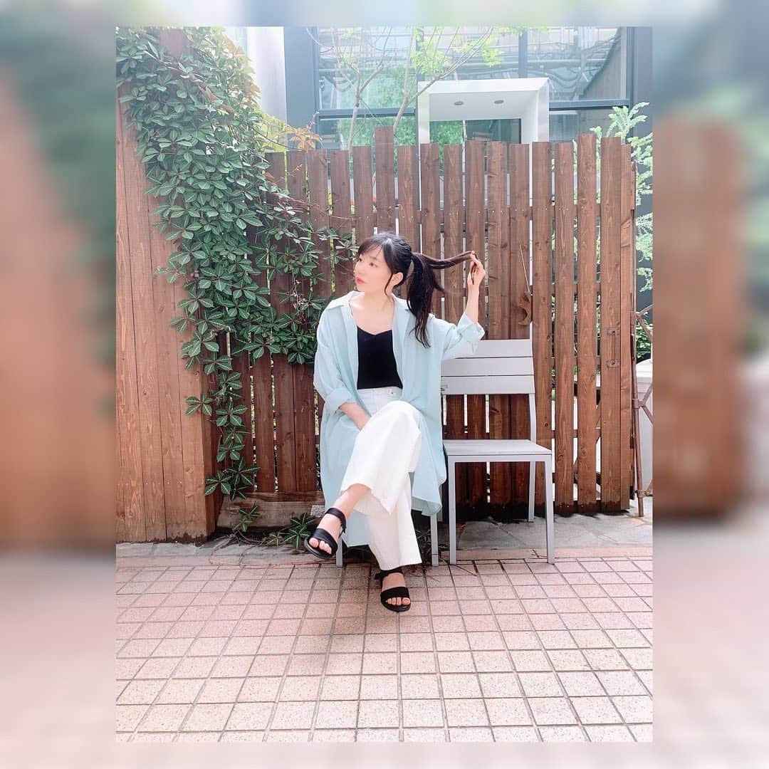 樋口みどりこさんのインスタグラム写真 - (樋口みどりこInstagram)「春と夏。 ヘビロテしそうなシャツとパンツ☻☻ #may  #ootd  #fashion  #cordinate  #shirt  #pants  #goodday  #followｍe  #earlysummer #hevylotation  #初夏 #5月  #春服 #コーデ  #ファッション  #ラフコーデ  #白パンツ  #ミントグリーン  #シャツコーデ  #ヘビロテ  #みどりのある暮らし  #みどりこのある暮らし #みどりこだしね #樋口みどりこ #おしゃれさんと繋がりたい #お出かけしたい」5月26日 11時52分 - higuchimidoriko