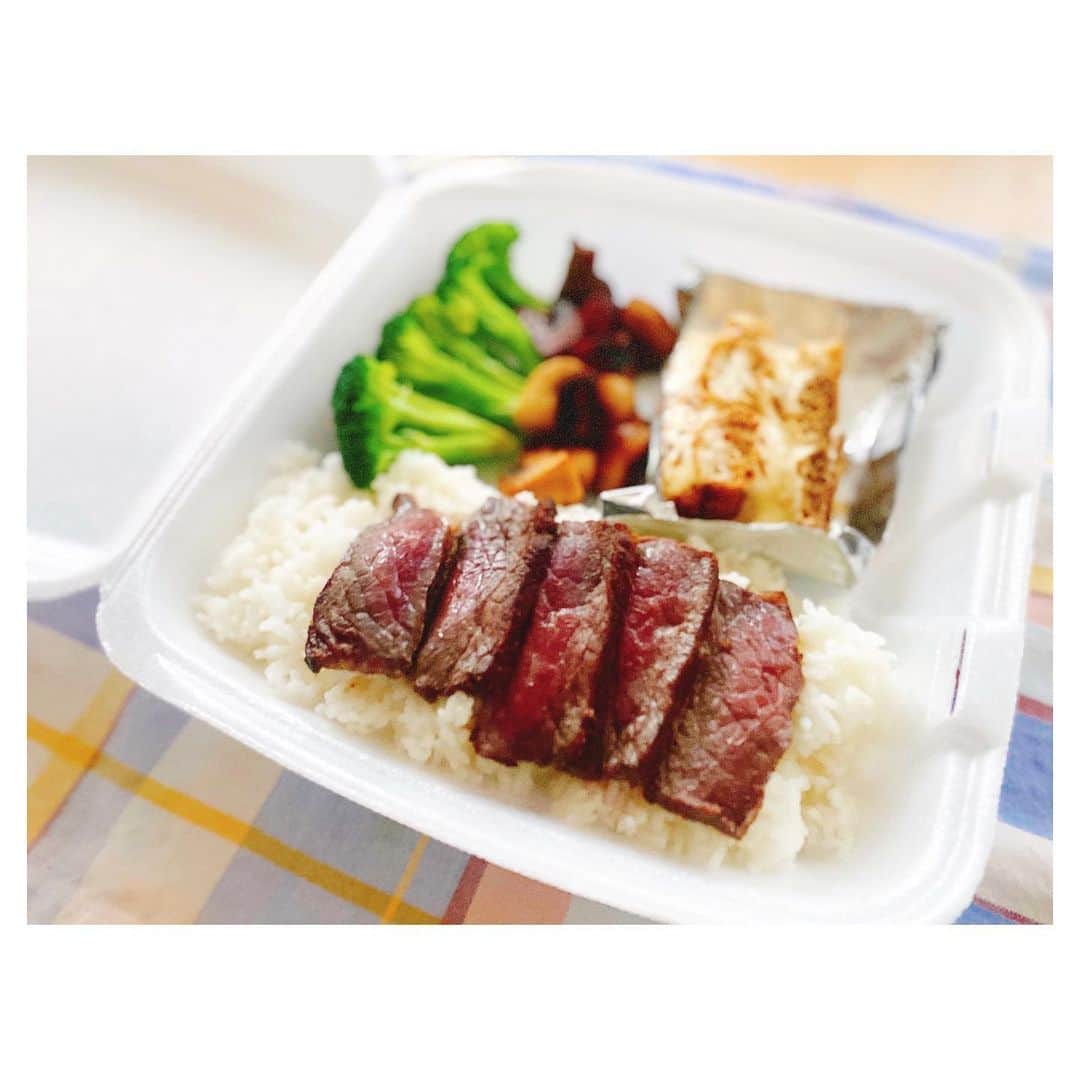 のインスタグラム：「NY Sirloin Bento @wolfgangswaikiki 🥩 ウルフギャングでお弁当なんて、きっと今しか、しかもハワイでしかない気がしてオーダー。名前もそのまんま『NYサーロインBento』$15.95。ごはんたんまりに😳、ティラミスのデザートつき✨ . ロコモコ弁当にすれば良かったかなー😆 . . #hawaii #luckywelivehawaii #hawaiilife #takeout #togo #foodie #foodporn #meatlover #steak #dessert #lifeisajourney #wolfgang #instahawaii #supportlocal #stayhome #ハワイ #ハワイ生活 #ハワイ暮らし #日々の暮らし #ハワイ好き #ハワイ情報 #ステーキ #ウルフギャング #肉スタグラム #デザート #ティラミス #テイクアウト #自宅待機 #おうち時間 #頑張れハワイ」