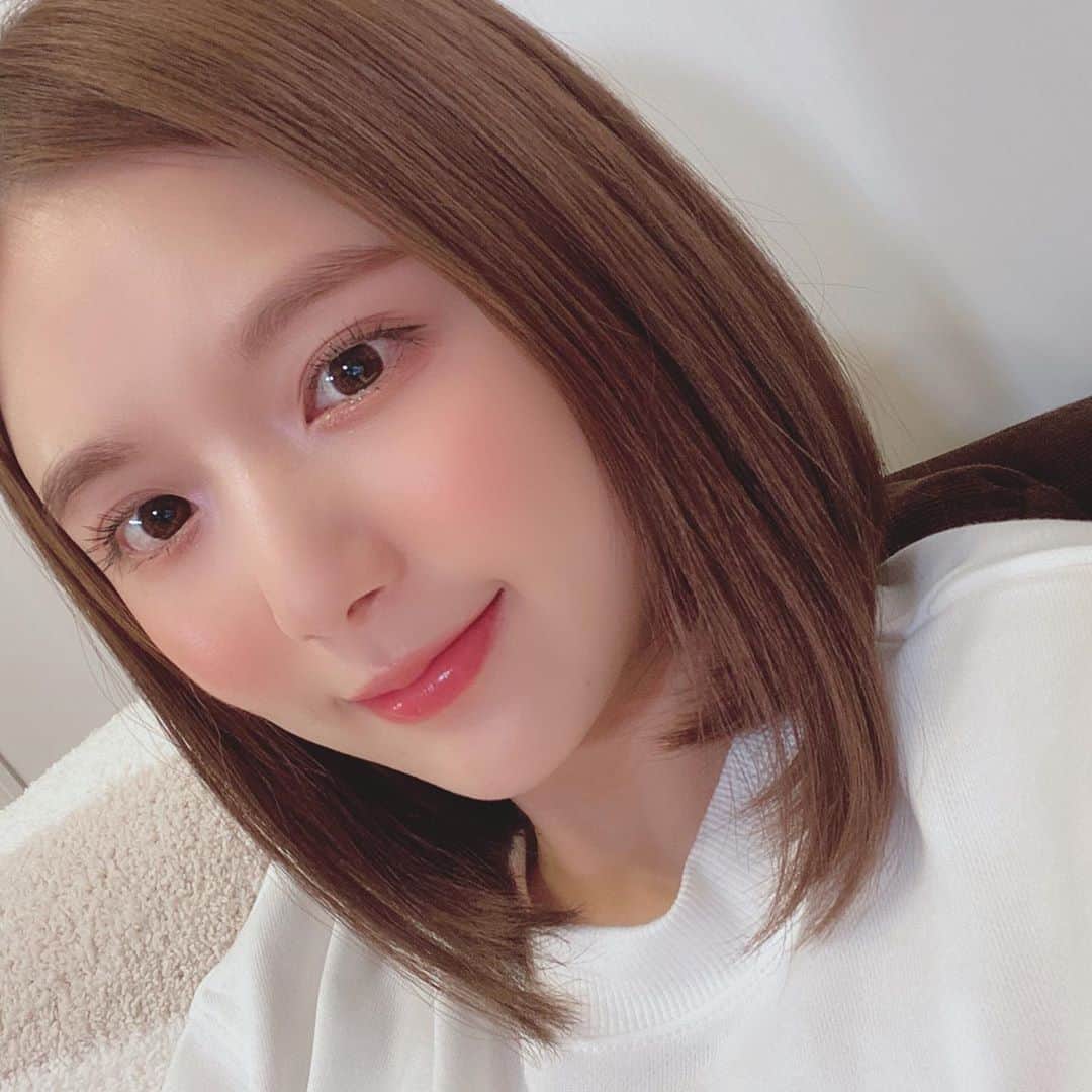 ひよんのインスタグラム：「👸💓 ㅤㅤㅤㅤㅤㅤㅤㅤㅤㅤㅤㅤㅤ 最近ハイライトを女神スポットに 多めに？濃いめに？つけるのにはまってる❤️ 頬骨の部分にはあまり塗らないで、 女神スポットに多めがポイント！笑笑 ㅤㅤㅤㅤㅤㅤㅤㅤㅤㅤㅤㅤㅤ それにしても髪伸びたー🦱🦰🦳 ㅤㅤㅤㅤㅤㅤㅤㅤㅤㅤㅤㅤㅤ #makeup #feeyong #메이크업 #희영 #ひよん」