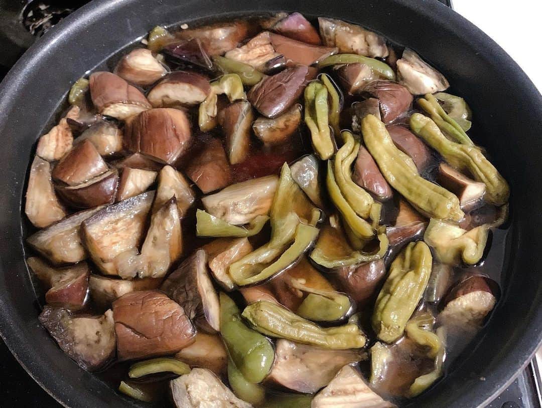 逢田梨香子さんのインスタグラム写真 - (逢田梨香子Instagram)「昨日の晩御飯。いつもよりおかず多め🍳🥬 空芯菜と青梗菜の炒め物、茄子ピーマンししとうの煮浸し、その他諸々。お米を炊く時、最近は塩麹を混ぜて炊いてる。 いつも作りすぎちゃうのでタッパーに入れて保存してます。 今日もほぼほぼ同じメニューだな、、。 あと、最近納豆に大葉入れるのにハマってます。美味しい。 健康オタクになりつつあるなぁ。  #おうちごはん #和食」5月26日 12時04分 - aida_rikako_