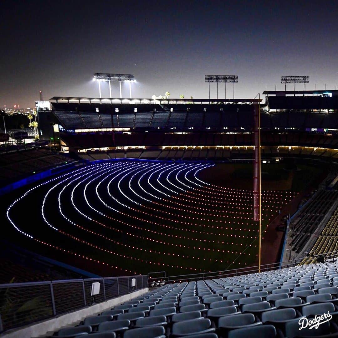 Los Angeles Dodgersさんのインスタグラム写真 - (Los Angeles DodgersInstagram)「‪All of the lights. ‬⁣ ⁣ ‪Thousands of lights were placed in the outfield at Dodger Stadium to honor the fallen heroes who served our country and their families. ‬」5月26日 12時23分 - dodgers