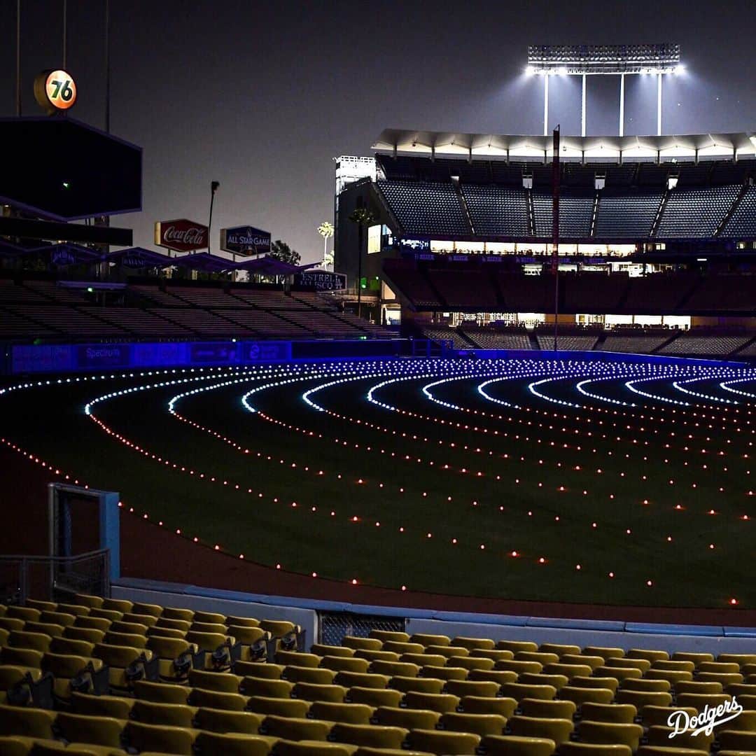 Los Angeles Dodgersさんのインスタグラム写真 - (Los Angeles DodgersInstagram)「‪All of the lights. ‬⁣ ⁣ ‪Thousands of lights were placed in the outfield at Dodger Stadium to honor the fallen heroes who served our country and their families. ‬」5月26日 12時23分 - dodgers