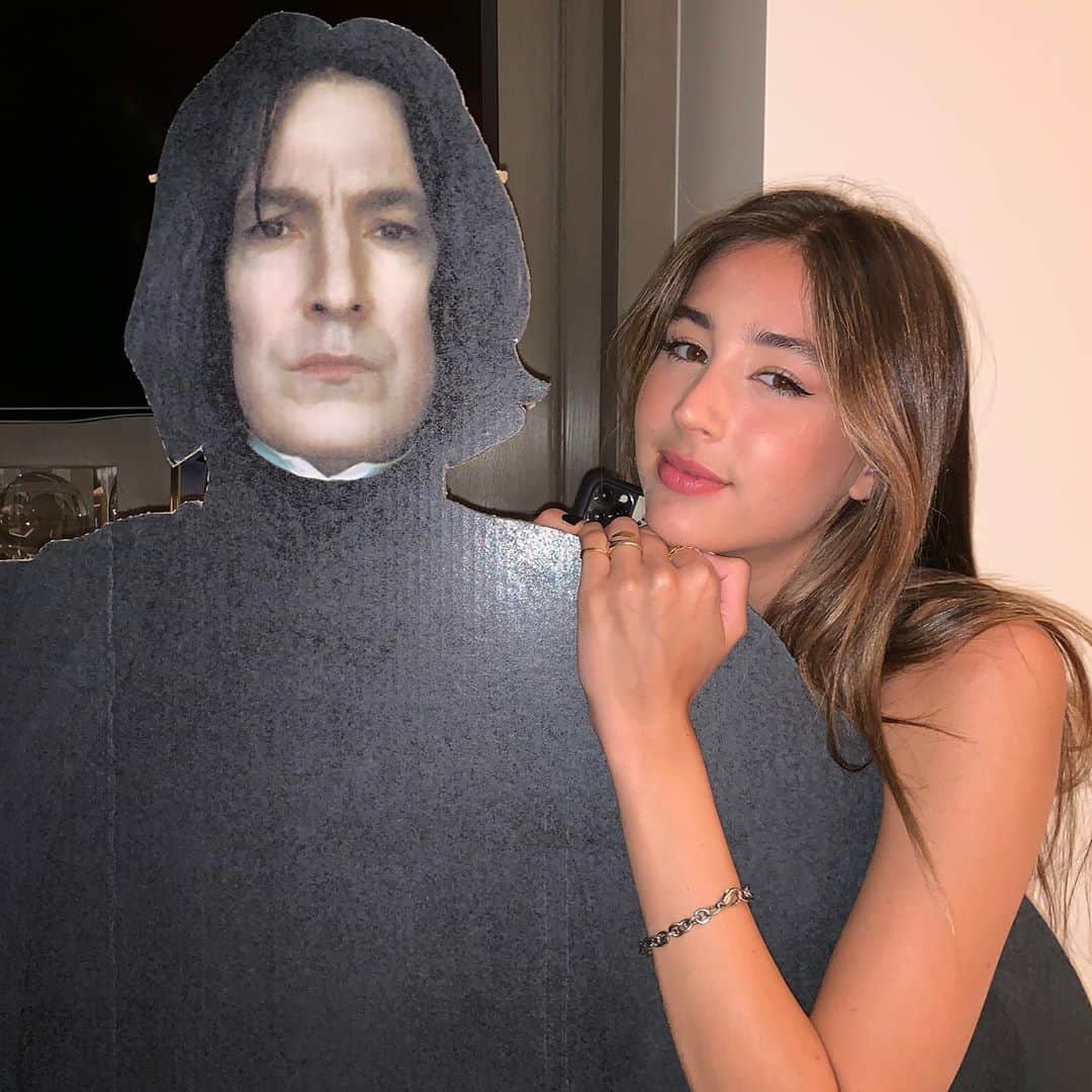 システィーン・スタローンのインスタグラム：「My little sis isn’t so little anymore!! Happy 18th scar.. now that you are officially an adult, you get this cutout of Professor Snape🔮LOVE U!」