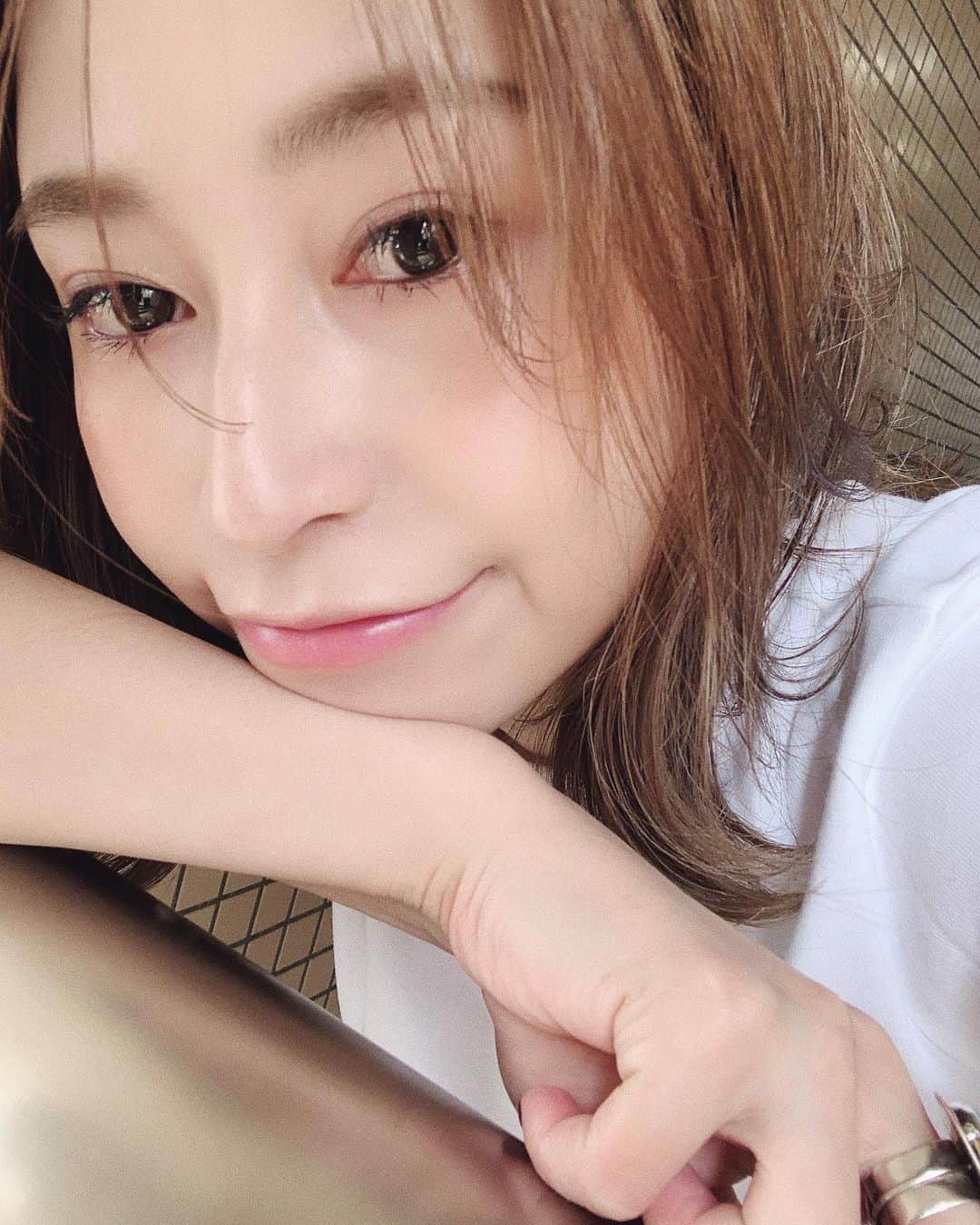 のインスタグラム：「. . . やっと美容室行けました💇‍♀️💓 気分転換にうっすら前髪も作ったよ✌🏼 おろしてもあげてもいける透けバング。 . カラーはおまかせだけど トーン明るめのグレージュに してもらいました✨ 3枚目は加工なしの色味だよ！ ハイライトも残ってていい感じ👌🏽 . . . 自粛解禁したとはいえ、 サロンでもマスク着用、 アルコール消毒や換気はもちろん、 予約も人がたくさんにならないように 少人数で対応してくださってて 心遣いに本当感謝です🙏💭 . . こうして少しずつ生活が戻るといいな🌿 . . @nobu_color ありがとう🙏✨ . . . ＿＿＿＿＿＿＿＿＿＿＿＿＿＿＿＿＿＿＿＿＿＿＿＿ #hair#make#beauty#ヘアカラー#美容室 #サロン#表参道#ハイライト#透けバング」