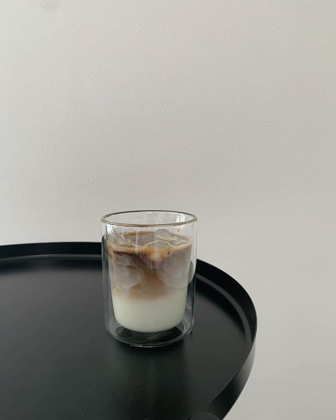 Mie Kawanoのインスタグラム：「毎朝のコーヒータイムも グラスが可愛くなると気分も変わる🥛 @sarasa_design」