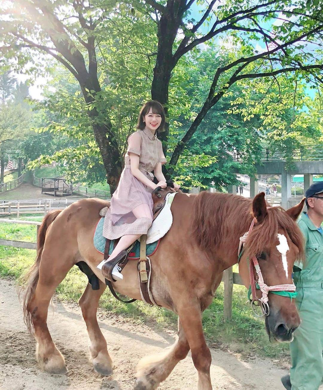 佐藤瀬奈さんのインスタグラム写真 - (佐藤瀬奈Instagram)「あ〜馬に会いたい🥺 私、前世たぶん馬なんですよ。(は 昔から馬は好きだったけど、この那須りんどう湖ファミリー牧場にいる宝刀ちゃんを見たとき何か運命を感じ🐴 それからというものの宝刀ちゃんに会いによく行ってたんです🥰 元気かな〜会いたいよ〜。⠀ ⠀ 那須禁断症状がでてるので自粛が開けたら行きたいな😭 👶連れに優しい宿でおススメあったら教えて下さい🥺💓(那須以外でも！) ・ ・ ・ #那須#りんどう湖ファミリー牧場#りんどう湖#牧場#馬#乗馬#自然が好き#旅行」5月26日 12時29分 - senapuu