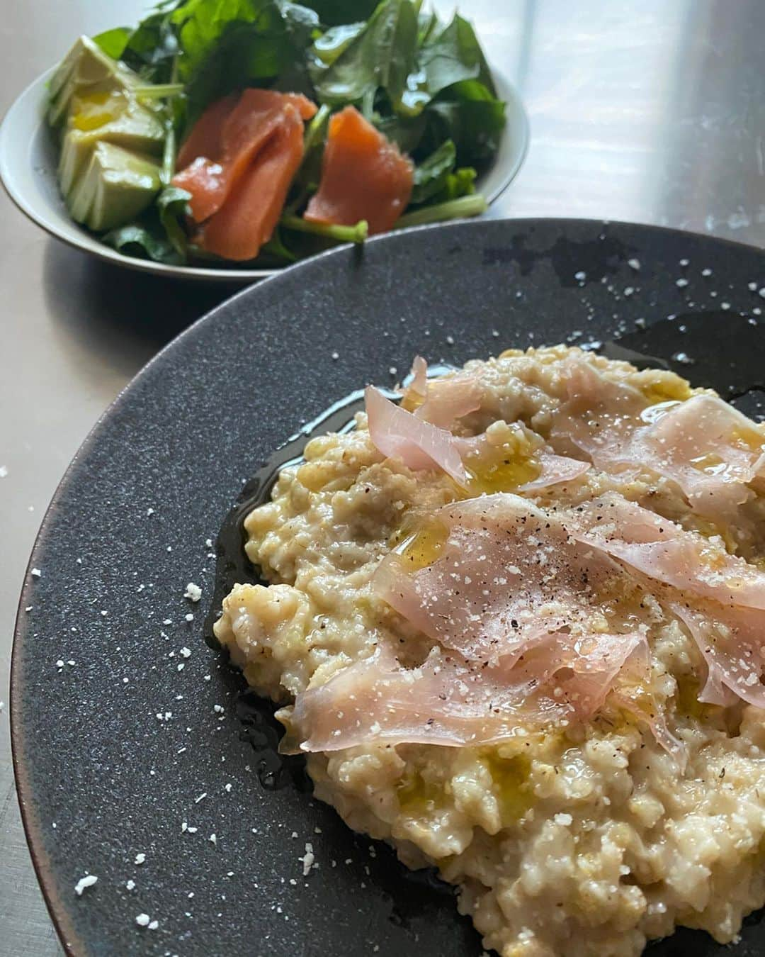 田中里奈さんのインスタグラム写真 - (田中里奈Instagram)「オートミール生活はじめました🍽 って言っても、お米の代わりに代用できそうなところで変えてみる、というゆるふわオートミール生活。﻿（もう昔みたいに気合い入れて置き換えとかできない…！😂） ﻿ 水溶性食物繊維と不溶性食物繊維がバランス良く入ったオートミールは、腸活にはもってこいの食べ物。﻿ しかも低GI食品で太りにくいし、鉄分やカルシウムも含まれてて栄養価も高いし、ダイエットにも最適💛﻿ ﻿ 元々麦ご飯も大好きなので、味的にも好きな感じかな🍚 甘くもしょっぱくも味付けできるけど、私はまだリゾットにしたり、お米としてカレーをかけて食べたりぐらいしかしてないから、これから色々試してみるつもり！ まだ脳みそがお米のようなものとして認識してるから、甘い味付けにしたら、頭が混乱しちゃわないかちょっと心配してる…🐼笑﻿ ﻿ #腸活 #オートミール #ダイエットメニュー #たなかご飯 #楽天roomに載せてます #楽天ROOM﻿ ﻿ ﻿ 先日腸活を勉強し直したから、またまた腸活熱が再燃中の私。それとは別に昨日からまた新しいことを学び始めたので、それもおいおいお話しさせてください☺️ 新しいことをやってみるってちょっとドキドキするけど、脳トレだと思ってえいっと飛び込んでみたら案外なんでもなかったりするんだよな。そして楽しい！」5月26日 12時45分 - tanakaofficial