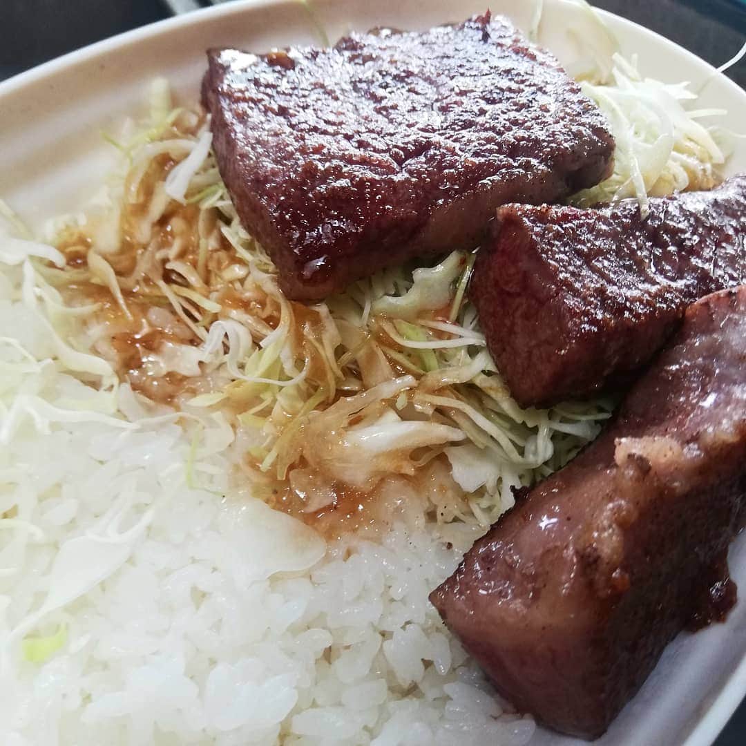 松本隆博のインスタグラム：「。 昼間っからすいません。。 食べたくなる時が食べる時 (^-^) 但馬牛ステーキ丼(^ ^)。 …なんだろうなぁ、美味い のは超当たり前やんか。 甘く香りが良いのも当たり前。 牛肉と呼ぶにはちょい違う、、 ｢生産者の作品｣だねこれは。  日本の和牛は早くからヨーロッパ 等で美味いと話題になり、当時 多くの日本の牛が外国牛との交配 により絶滅したかと言われた時、 奇跡の四頭と言わる純血種が、 兵庫県香美町近くにあった。 陸の孤島と言われるほどの地形が幸いし、他の村からも遠く離れていたため外国種との交配を免れていた。 この純血種を元に但馬牛は復活する。現在の養父市だ。 神戸牛や近江牛、松阪牛も先祖はここだ。  ここで一句！ 但馬牛… 秘伝の美味さは… 養父のなか…  とにかく美味しいって事だ。 植田会長ありがとう(^-^)」