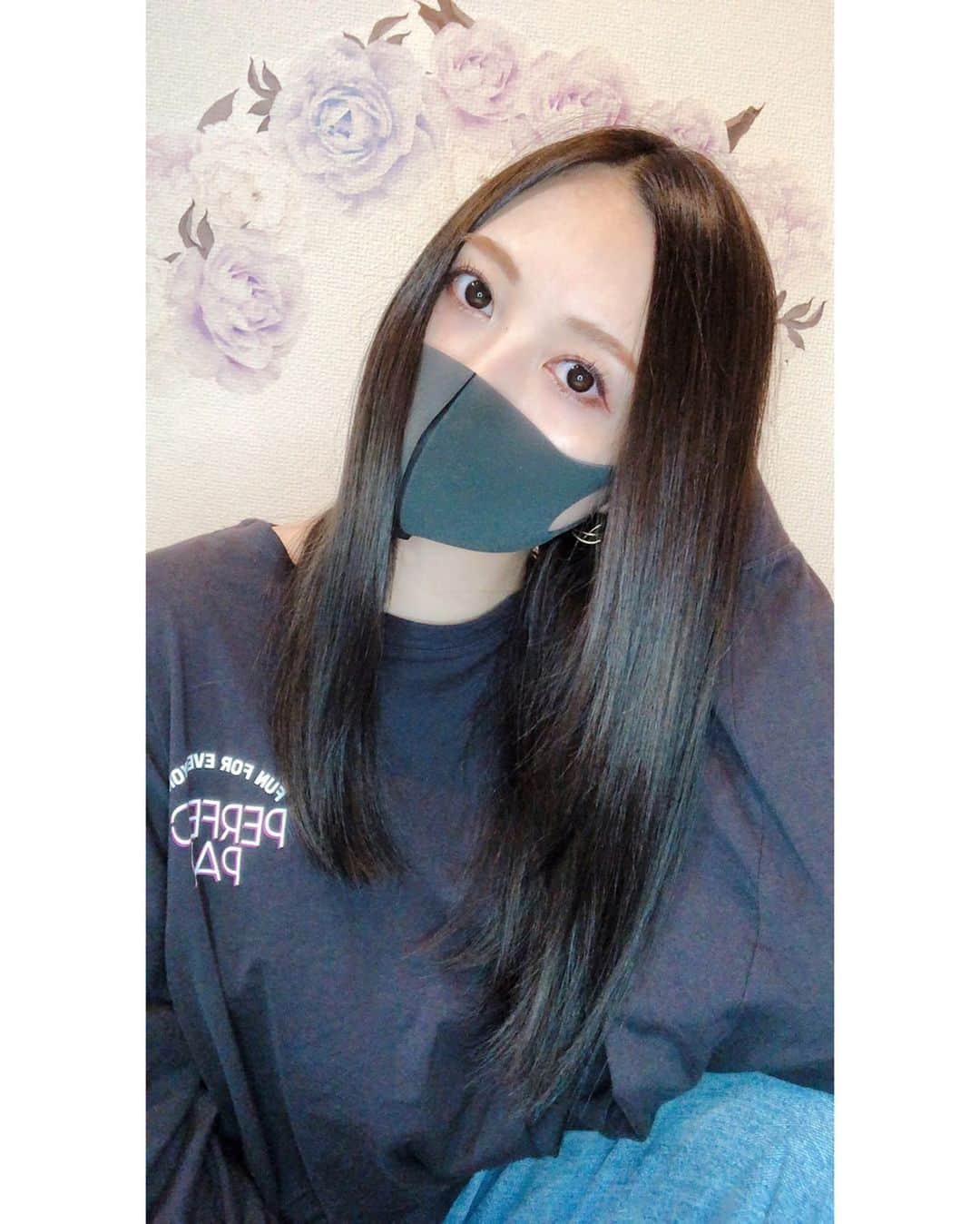 西村季里子のインスタグラム：「・ 髪暗くした！ ほぼ黒🌚🌚🌚🖤 ずっと色抜けた明るい色だったから 久しぶりに暗くて落ち着く〜〜！ 髪も伸びたし今年の夏は どんな髪型にするか悩むな〜〜 . そんな悩みも贅沢な悩みだね また穏やかで平和な生活が送れますように。 #ヘアカラー#グレージュ #グレージュカラー  #暗髪#黒髪#新鮮#トリートメント #贅沢な悩み#hopeworld#peace  #follow#followme」