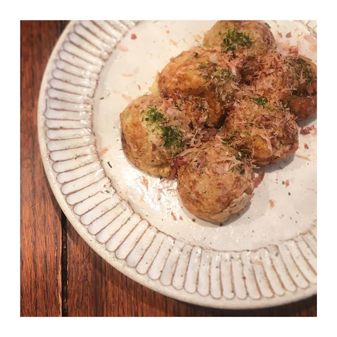 上村若菜のインスタグラム：「. 自粛中に本当にありがたかったもの。 . 家にいると子どもがだらだらとお菓子を食べがちな時の救世主。 満足感があって、優しい味付けだけど美味しくて、素材にもちゃんとこだわっていて安心なおやつ。 @kodomonoshokutaku の冷凍食品「ぼくらのおやつシリーズ」 . 次男はもちろん、味にうるさい長男もパクパク食べていた米粉のたこ焼き。 他にも焼きおにぎりや、ミニおいなりさんなど大人が食べてもどれも美味しかった✨  明日から再販されるそう✨ 私もまたポチらなければ、、！ おだしも気になる✨ . #米粉のたこ焼きさん #ぼくらのおやつシリーズ #子どもの食卓」