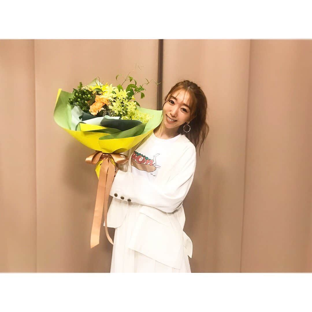 浜崎美保さんのインスタグラム写真 - (浜崎美保Instagram)「昨日からスタジオに戻りました😋🌼 久し振りの半蔵門💗ただいまぁ〜😋🚀自宅からのリモート放送は確かに快適ではありましたがwやっぱりスカロケはスタジオじゃないとね✌️😍📻💓⚡️✨ ・ ・ ・ ・ ・ みなさんメッセージもありがとうございます😉💌BO住吉美紀さんの復帰👏嬉しいですね😊💕🎉 ・ ・ ・ ・ ・ やしろ本部長は… ・ ・ ・ ・ ・ 痩せてたよ🙈🙉🙈㊙️笑 ・ ・ ・ ・ ・ 今週もフラワーデリバリー企画が続きます😋🌼頑張っているあなたに、お世話になっているあの人に、届け〜〜〜〜〜🌼🌼🌼 ・ ・ ・ ・ ・ #radio #radiko #tokyofm #スカロケ  #夕方5時から8時まで #生放送 #ラジオの中の会社 #リスナー社員 #マンボウやしろ #本部長 #浜崎美保 #秘書 #🚀 #💐」5月26日 12時48分 - mihohamasaki_japan