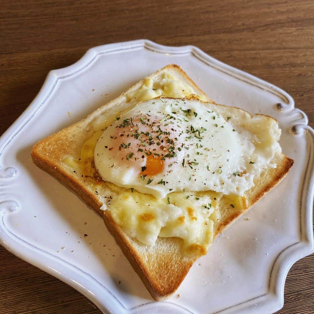 畑野ひろ子のインスタグラム：「クロックマダム🍞🍳 shunkonカフェごはんのレシピで。 ベシャメルソースが電子レンジで出来るから嬉しいレシピ😆 @yamamoto0507  #shunkonカフェごはん」