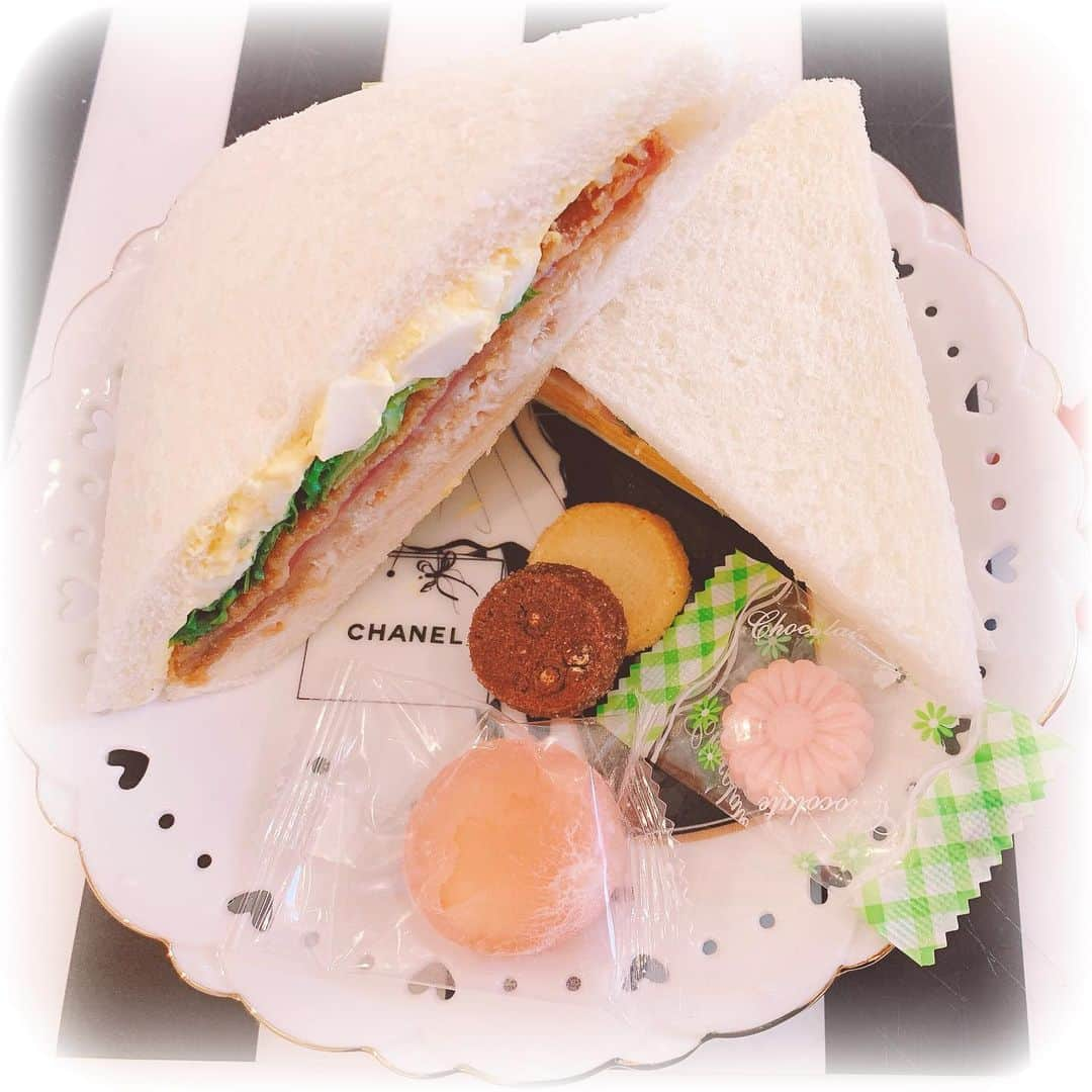 月宮まどかのインスタグラム：「🥪 . ランチはサンドイッチ🍽 . 午後もがんばります🎀 . #porcelarts #handmade #interior #interiordesign #porcelartslesson #sweets #cute #ポーセラーツ #ハンドメイド #転写紙 #猫 #ピンク好きな人と繋がりたい #かわいい #インテリア #フランフラン #リボン #chanel #アフタヌーンティーセット #お茶会 #手作り #習い事」