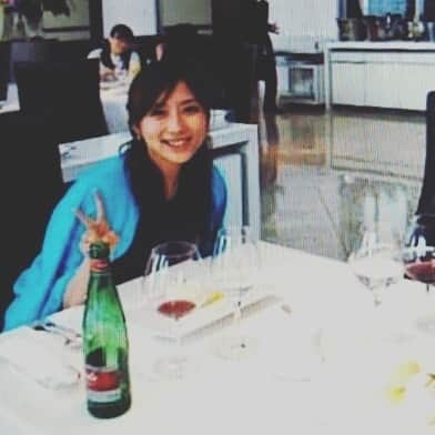 宮崎文子のインスタグラム：「🍀holiday🍀  お休みなので過去の思い出ふりかえり。  2014年の写真の今日らしい。 大阪のポンテベッキオにて。  お昼間からボトルを空けた痕跡…笑  #26歳」