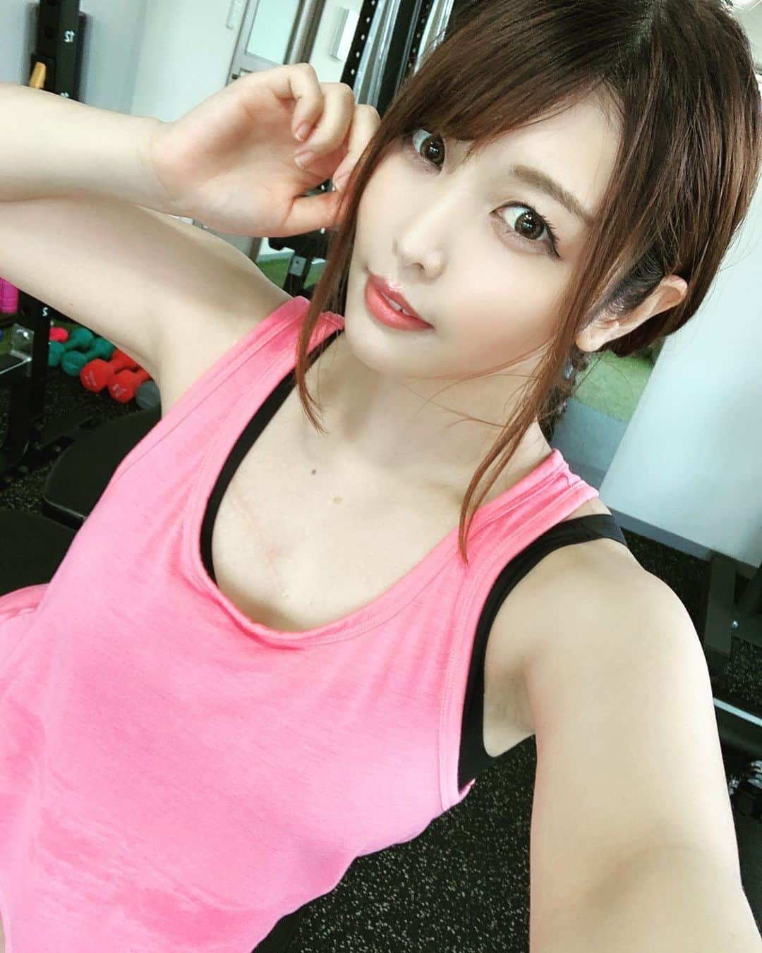 新村あかりのインスタグラム：「NEXT GYM TOKYO（@next__gym ）さんでパーソナルトレーニングしてきました！ 久しぶりにしたけどフォームは結構覚えてたよ✨ 姿勢とか指導してもらいながら楽しくトレーニングできました！ でもこのあと3日くらい足が筋肉痛でやばかったけどw 目黒駅から近いし通いやすいからみんなも行ってみてね❤︎ #nextgym  #筋トレ #筋トレ女子  #パーソナルトレーニング #ジム #目黒駅 #目黒」