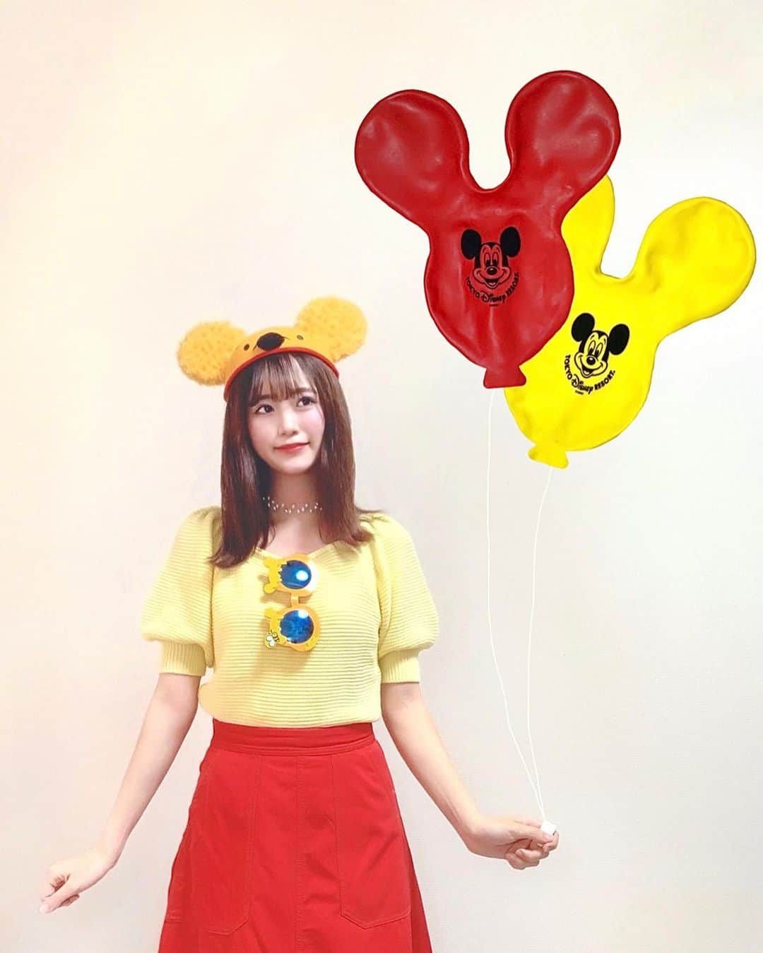 Kanaのインスタグラム：「ㅤ ㅤ #おうちディズニーバウンド 第二弾は ぷちゃん🐻🍯🐝❤️ ㅤ プーさんの顔の風船も可愛いけど 赤と黄色のミッキーバルーン持つのも 可愛いよね！ということで 雑コラ失礼します🥺🙏🏻🎈笑 ㅤ ㅤ ㅤㅤㅤㅤ tops / @miia_official skirt / @redyazel necklace / @berna__official ㅤ ㅤ ㅤ ㅤ ㅤ ㅤㅤ #kana_disneybound ㅤㅤㅤㅤ #おうち時間 #ディズニーバウンド #プーさんバウンド #プーさん #東京ディズニーリゾート #ディズニー #ディズニーコーデ #イヤーハット #miia #redyazel #miiasnap #disneybound #poohbound #winniethepooh #tokyodisneyresort #tdr #disneycode」