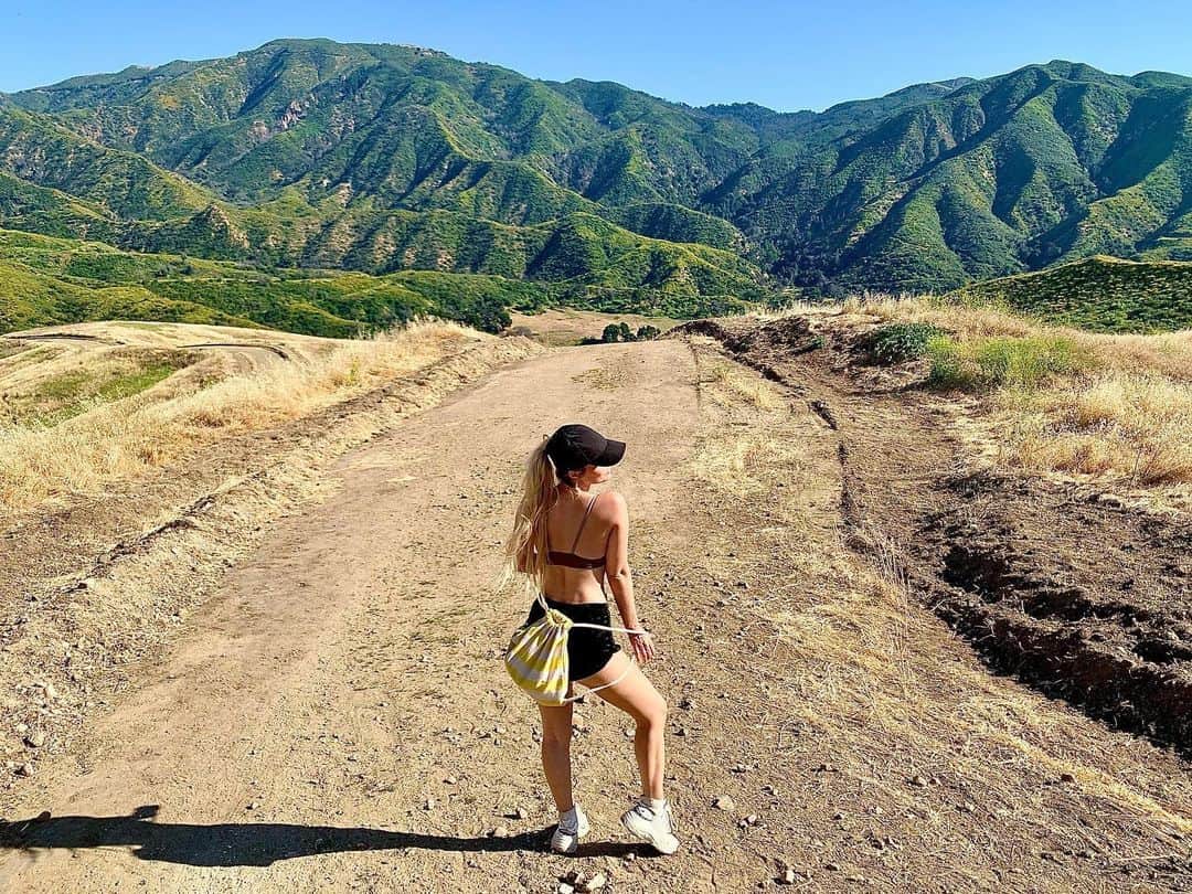 Nika Kljunのインスタグラム：「Cali living. ☀️ Today we went on a spontaneous hike with no one near us. It felt so good to be on top of the world. 🌍 The Cali beauty never disappoints. So blessed that I can call this land my home. Isn’t it gorgeous? . It took me quite a while to get used to a desert living Cali life since I come from absolutely beautiful country Slovenia. 🏔 We have incredible mountains, turquoise rivers, lakes, almost whole country is covered with forest.. We even have the sea! Seriously, you should come visit it! . Even tho I miss my green country I love California and it’s hidden gems. Specially in April & May when everything around us blooms! . Thank you for life, and all the little ups and downs that make it worth living on this beautiful Mother Earth. Grateful for every single day. . I hope you guys had a wonderful #memorialdayweekend ! . #californialiving #caliliving #desertlife #desertlife #bloomingseason #gratefuleveryday #ontopoftheworld #happytobealive #gratitudedaily」