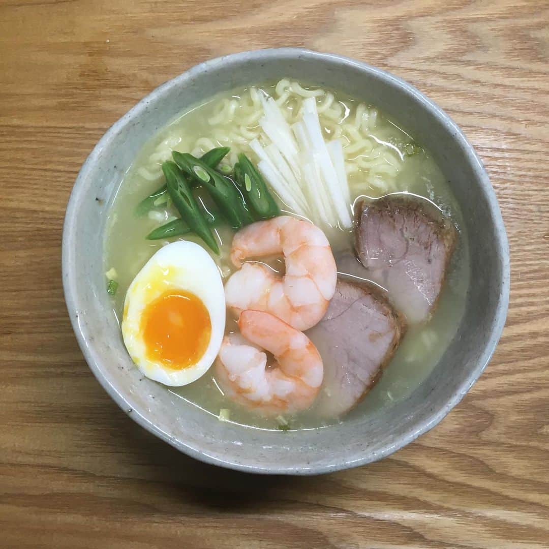 のインスタグラム：「サッポロ一番塩らーめんをパッケージの写真に似せて作りました。この為にチャーシューも自作。味はもちろんウマウマウー。 サッポロ一番塩らーめんへの偏愛をnoteに書きました。note 小野瀬雅生で検索してくださいね♫ #サッポロ一番塩ラーメン  #ナンバーワン #小野瀬雅生  #ウマウマウー  #サイコーでサイキョー  #偏愛 #1971年生まれ  #もうすぐ50歳」