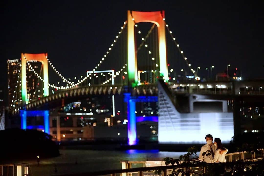 The Japan Timesさんのインスタグラム写真 - (The Japan TimesInstagram)「A couple embraces each other in Tokyo on Monday night with the Rainbow Bridge in the background. The bridge and the Tokyo Metropolitan Building were lit up in seven colors to commemorate the end of the coronavirus state of emergency in Japan. 📸 Ryusei Takahashi (@ryuseitakahashi217) . . . . . . #Japan #Tokyo #Odaiba #RainbowBridge #travel #japantravel #travelblog #japantimes #news #日本 #東京 #レインボーブリッジ #お台場 #旅行 #ジャパンタイムズ #🌈」5月26日 22時49分 - thejapantimes