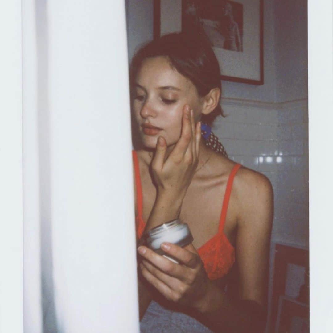 ペイジュ・ライフラーのインスタグラム：「👩‍❤️‍💋‍👩 @islabeauty 💕🧚‍♀️ self love」