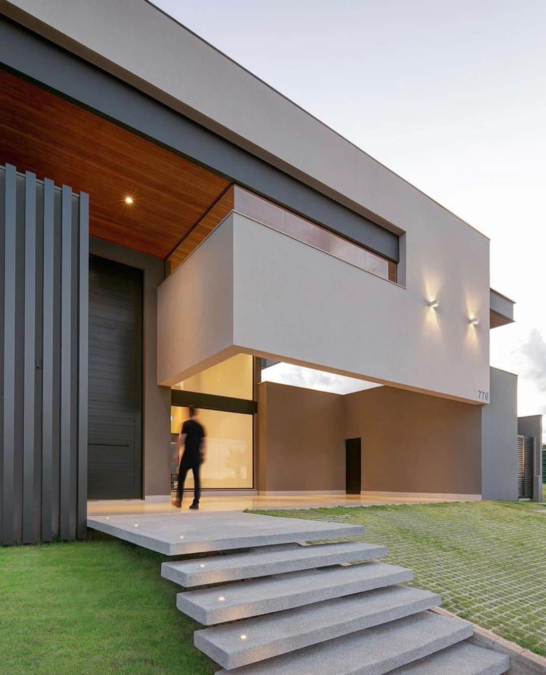 Architecture - Housesさんのインスタグラム写真 - (Architecture - HousesInstagram)「Pellegrinelli home designed by @dalberaguero.arquiteto  Photographer @fellipelima.fotografia . . . #modernhomes #realestate #architecture #arquitectura #design #entrance #facade #exterior #project #exteriordesign #home #homes #luxuryhomes #realestateagent #realestateinvesting #brazil #houses #homesweethome #homestyle #lights #brasil #arquitetura #casas #casasmodernas #exteriors #instahome #instahomes」5月26日 22時52分 - _archidesignhome_