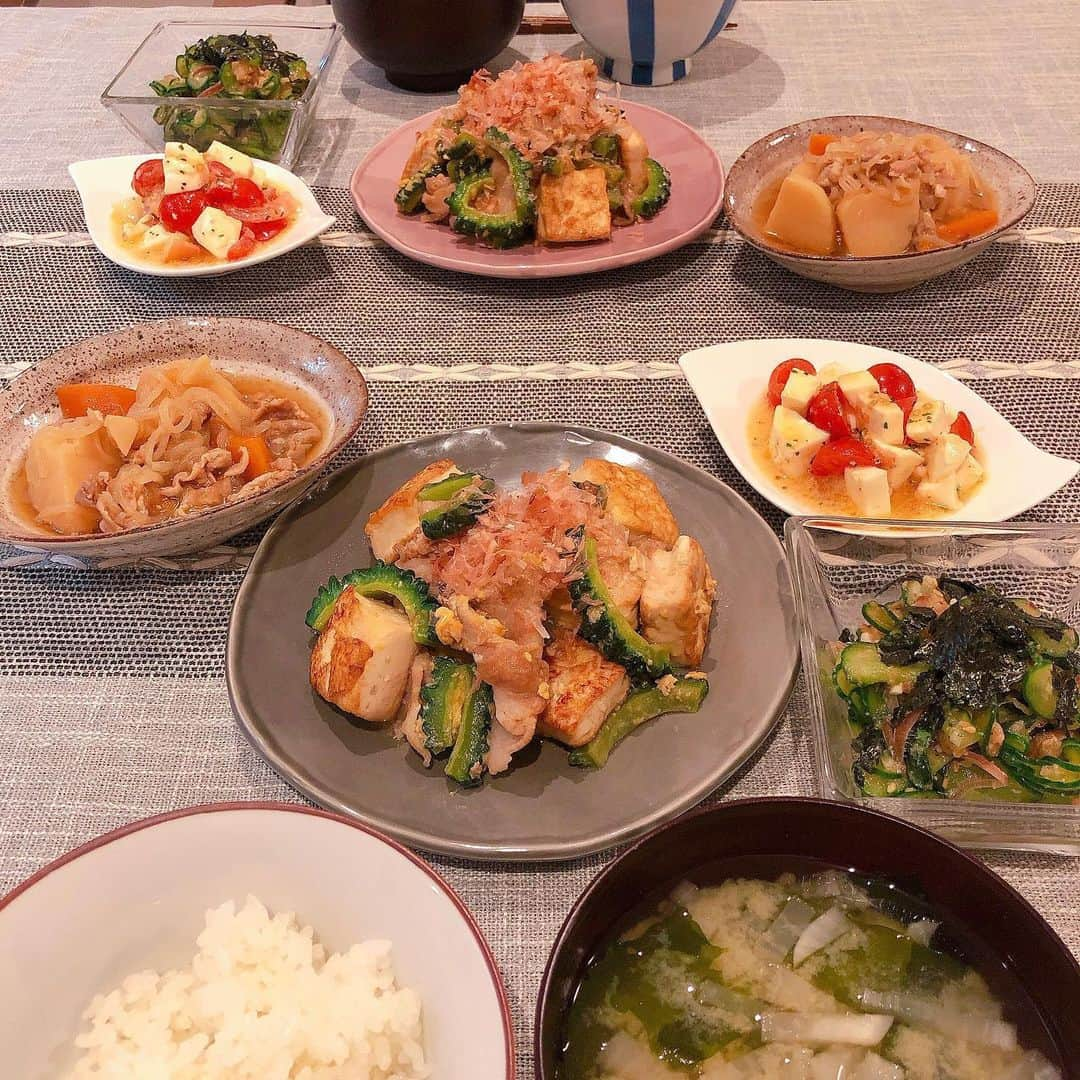 色紙千尋さんのインスタグラム写真 - (色紙千尋Instagram)「最近のごはん🍚非常に美味しかったのが、4枚目のきゅうりとみょうがの梅味噌和え！🥺🥒見た目地味なんだけど、夏にぴったりで薬味系好きな方はぜひ〜🤩🎐 きゅうり(塩もみしてよく水気切る)、みょうが(小口切り)、大葉(千切り)、梅干し、味噌、オリーブオイル、ほんだし、白ごま、かつお節、のり をまぜるだけ〜！ ゴーヤチャンプルは、前回と作り方変えて、豆腐をレンジでチンして水分よく出して、単体でしっかり焼きました！豚肉は塩麹で味付けして、ゴーヤは苦味を残して厚めに☺️💫 #おうち時間 #おうちごはん #料理記録 #和食ごはん #肉じゃが #ぶりの照り焼き #ほうれん草とツナのおかか和え #ゴーヤチャンプルー  #トマトとモッツァレラチーズ　#きゅうりとみょうがの梅味噌和え ←❣️詳しくはストーリーに❣️」5月26日 22時57分 - shikishi_chihiro