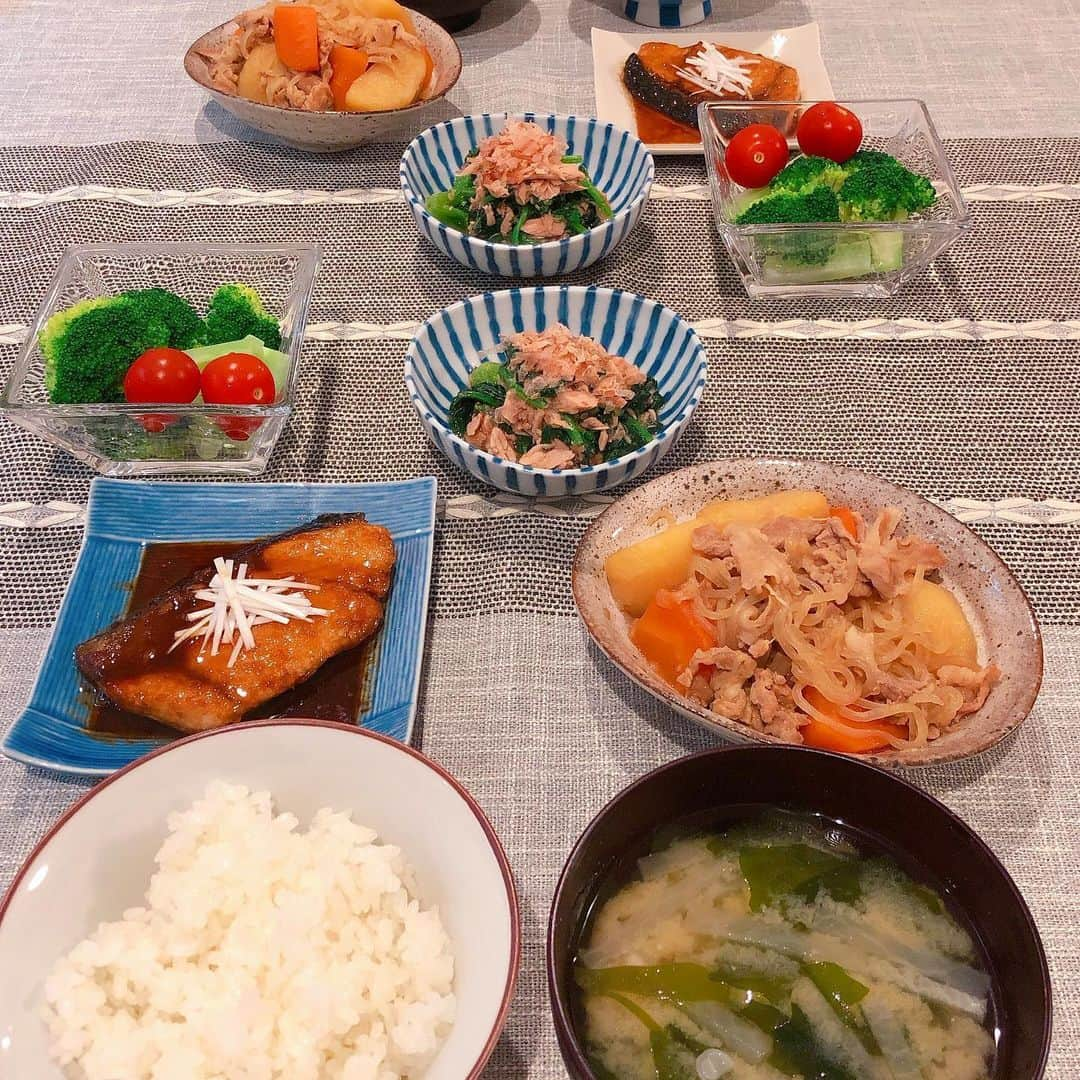 色紙千尋さんのインスタグラム写真 - (色紙千尋Instagram)「最近のごはん🍚非常に美味しかったのが、4枚目のきゅうりとみょうがの梅味噌和え！🥺🥒見た目地味なんだけど、夏にぴったりで薬味系好きな方はぜひ〜🤩🎐 きゅうり(塩もみしてよく水気切る)、みょうが(小口切り)、大葉(千切り)、梅干し、味噌、オリーブオイル、ほんだし、白ごま、かつお節、のり をまぜるだけ〜！ ゴーヤチャンプルは、前回と作り方変えて、豆腐をレンジでチンして水分よく出して、単体でしっかり焼きました！豚肉は塩麹で味付けして、ゴーヤは苦味を残して厚めに☺️💫 #おうち時間 #おうちごはん #料理記録 #和食ごはん #肉じゃが #ぶりの照り焼き #ほうれん草とツナのおかか和え #ゴーヤチャンプルー  #トマトとモッツァレラチーズ　#きゅうりとみょうがの梅味噌和え ←❣️詳しくはストーリーに❣️」5月26日 22時57分 - shikishi_chihiro