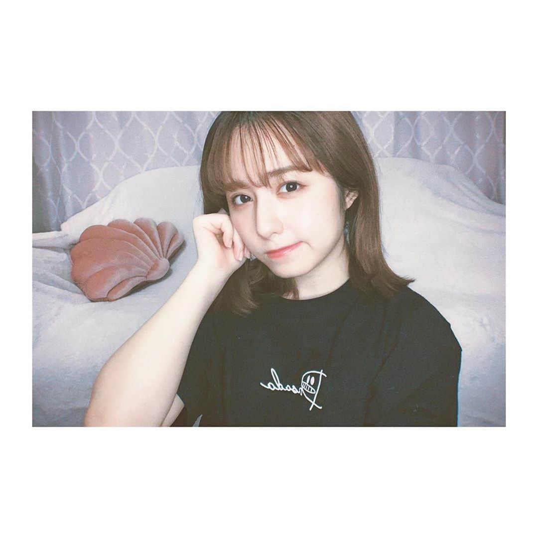 前田美里のインスタグラム：「お家ノスタルジック。 (#dasada )  #おうち時間 #stayhome #ノスタルジック #日向坂46 #おひさま #Tシャツ #日向坂46好きな人と繋がりたい #日々の写真 #メイク #photo #hinatazaka46 #instalike #follow #followme」