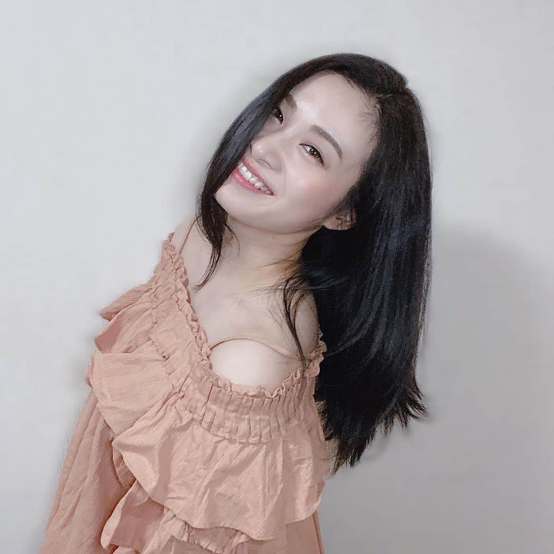 鈴木芳奈のインスタグラム：「今日のインスタライブコラボ配信のお衣装👗は「春通り越して、夏を早く楽しみた過ぎるファッション〜大人版」笑  #snidel のトップスだよ〜 この間ネットでゲットしました✨ こんな夏みたいな格好でも暑かったほど、インスタライブで爆笑しましたっ あーりーがーとー  #ootd #ファッション #おしゃれして早く出かけたいね #家でのお洒落も楽しいけどね」