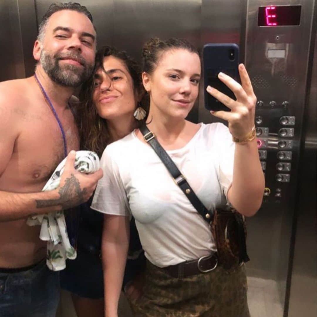 Alice Wegmannさんのインスタグラム写真 - (Alice WegmannInstagram)「“ele disse, e disso eu nunca me esqueci, que quem tem amigos tem todo o resto que merece ter”. Um Defeito de Cor, página 260: é isso o que diz o livro sobre o qual tanto a gente conversa. quando li essa frase, logo me veio você na cabeça - penso que por ser a pessoa que mais me ensina sobre a importância e o valor que uma amizade tem na vida. e você ensina isso na prática, principalmente. nesse verão você me acolheu em sua casa na Bahia por dois meses, sempre com alguma resenha no café da manhã. implicou comigo em todos eles. me apelidou de Baby Shark, fez análises dos meus relacionamentos, me instigou espiritualmente, me fez crescer. e me lembrou do meu lugar. a gente viveu momentos de euforia, de catarse, de chuva usando branco; conhecemos gente juntos, abrimos a roda, e você fazendo o mundo girar. nesse aniversário eu te desejo uma coisa, Dão: que você continue tendo todo o resto que merece ter. obrigada por tudo, sempre. te amo. Lili 💛」5月26日 23時01分 - alicewegmann