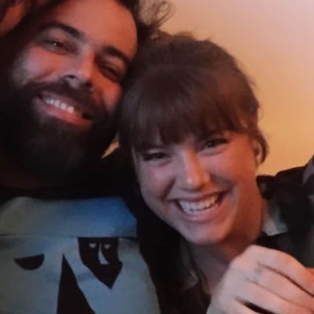 Alice Wegmannのインスタグラム：「“ele disse, e disso eu nunca me esqueci, que quem tem amigos tem todo o resto que merece ter”. Um Defeito de Cor, página 260: é isso o que diz o livro sobre o qual tanto a gente conversa. quando li essa frase, logo me veio você na cabeça - penso que por ser a pessoa que mais me ensina sobre a importância e o valor que uma amizade tem na vida. e você ensina isso na prática, principalmente. nesse verão você me acolheu em sua casa na Bahia por dois meses, sempre com alguma resenha no café da manhã. implicou comigo em todos eles. me apelidou de Baby Shark, fez análises dos meus relacionamentos, me instigou espiritualmente, me fez crescer. e me lembrou do meu lugar. a gente viveu momentos de euforia, de catarse, de chuva usando branco; conhecemos gente juntos, abrimos a roda, e você fazendo o mundo girar. nesse aniversário eu te desejo uma coisa, Dão: que você continue tendo todo o resto que merece ter. obrigada por tudo, sempre. te amo. Lili 💛」