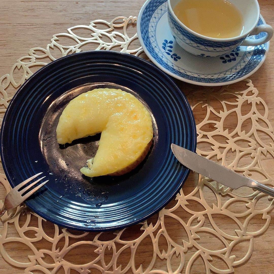 のインスタグラム：「温めてから食べるチーズケーキをいただきました🤤🧀 塩気のあるのびのびチーズと、甘いケーキの組み合わせたまらなくて、 なんこれおいしすぎる🥺💛 . チーズがぷつぷつなっていく様子はトースターずっと見てられる😳 ペロッといただきました‼︎ ごちそうさまでした☺️ありがとうございました☺️☺️ . 飲み物はホットジャスミンティーにしたけど、ワインやシャンパンにも絶対に合うなぁ…🥂 . . #チーズケーキ #デンマークチーズケーキ #🇩🇰 #kannonya #kannonyaチーズケーキ  #スイーツ #お取り寄せスイーツ #スイーツテロ #おやつ #ケーキ #cheesecake #kannonyacheesecake  #chihoko飯 #いただき物 #感謝 #ありがとう #ごちそうさま #royalcopenhagen #コペンハーゲン #teacup  #新食感 #新食感スイーツ」