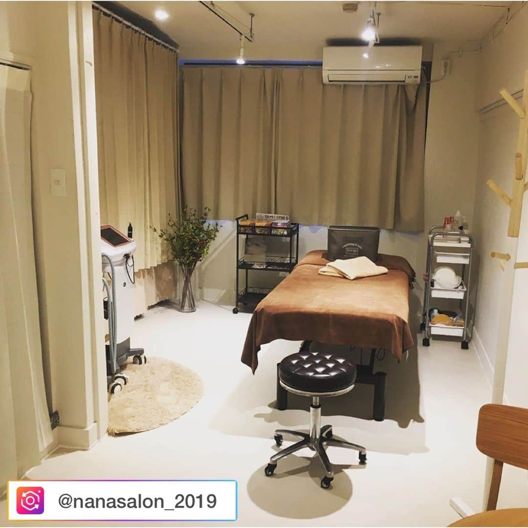 七菜乃さんのインスタグラム写真 - (七菜乃Instagram)「nanasalon @nanasalon_2019 アカウントにて、 明日5/27 19時からインスタライブ致します🙇‍♀️ 新メニューの、コルギや加圧トレーニングについても話したいと思っています😊 ぜひ遊びに来てください✨  サロン内、小物もちょこちょこ変わったりしてます😂  更衣室もできましたよー😊✨ リニューアルオープンは明後日5/28から！ DMでご予約も受け付けておりますのでお気軽にお問い合わせ下さい✨ メニューもアップしますね！  明日5/27のオンラインnana salon、より多くの方に見て頂きたいのでインスタライブにします❣️❣️ 明日の夜19時からを予定しています😊✨楽しみ〜🧡🧡🧡 ． ． ． 『nana salon 』  定休日:月曜日 Tel:0368818218 渋谷区渋谷2丁目14-13  渋谷駅ヒカリエ出口から徒歩5分  #渋谷#渋谷エステ#渋谷エステサロン#コルギ#韓国コルギ#マッサージ#血流改善#トレーニング#毛細血管#ハイフ#HIFU#ハイフエステ#ハイフエステサロン#小顔#たるみ#引き締め#ヒト幹細胞導入#ヒト幹細胞美容液#イオンザイム#美肌#お肌悩み#赤ら顔#シミ#毛穴#くすみ#クーポン#再生因子#メンズOKサロン#美容男子」5月26日 23時14分 - nananano.nano