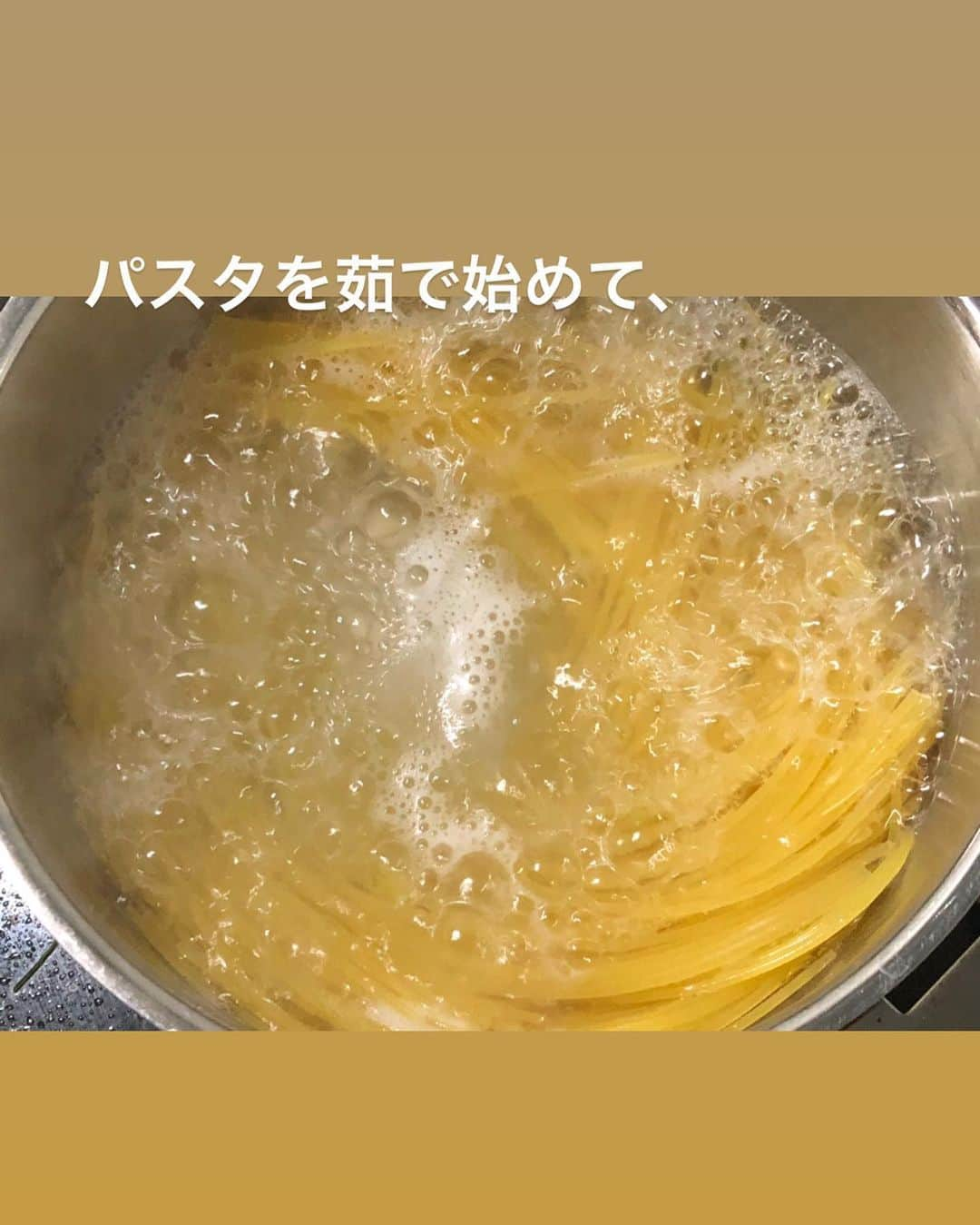 utoshさんのインスタグラム写真 - (utoshInstagram)「【レシピ画像付き】ネギたっぷり鯖缶オイルパスタ！﻿ ﻿ ネギをもりもり食べられる。ネギ消費にもピッタリなネギと鯖缶のパスタ。﻿ いつもの味に飽きたらぜひ作ってみてほしいパスタです。﻿ ﻿ ネギと鯖缶はベストマッチですね。これに大根おろしをトッピングして、そこにちょっと醤油をかけても美味しいんですよね。﻿ ﻿ ✔️〈この料理のポイント〉﻿ にんにくを焦がさない様に茹で汁を入れるまでは弱火でじっくり炒める。﻿ 塩分の調節は茹で汁でする。2杯いれるか、3杯入れるかで塩分が変わります。﻿ ﻿ ﻿ レシピはこちら↓﻿ ＿＿＿＿＿﻿ ﻿ ネギたっぷり鯖缶オイルパスタ（2人分）﻿ ﻿ 【材料】﻿ パスタ　160〜200g﻿ 水煮鯖缶　1個﻿ ネギ 1/2（上の青い方を使うと彩りがいい）﻿ ﻿ ニンニク 1片﻿ 赤唐辛子 1個﻿ ﻿ パスタを茹でる用の塩﻿ ・水1リットルの場合　塩8g﻿ ・水2リットルの場合　塩16g﻿ ﻿ オリーブオイル　大さじ3﻿ 仕上げ用 EVオリーブオイル　小さじ2﻿ （食べるときパスタが固まるのが嫌な人は入れてください）﻿ ﻿ ﻿ 【作り方】﻿ （1）ニンニクをみじん切りにする。赤唐辛子の種をは少しのこして捨てる。ネギは斜めに細切り。鯖缶は中の水を捨てる。﻿ ﻿ （2）フライパンにオリーブオイルを入れ、ニンニクと赤唐辛子をいれ、ふつふつするまで中火で軽く火にかけ、弱火にする。﻿ ﻿ （3）パスタを茹で始める。﻿ ﻿ （4）鯖缶とネギを入れて、1分半たった茹で汁をおたま一杯分プライパンに入れ、よくまぜ合わせて乳化させながらパスタのタイミングまで待つ（茹で汁が足りないようだったらさらにもう1杯入れる。）﻿ ﻿ （5）パスタが茹で上がる手前（2分前くらい）でパスタをフライパンに移し、混ぜ合わせて乳化させながらアルデンテにしてしたら完成。﻿ ﻿ ＿＿＿＿＿﻿ ﻿ ﻿ ぜひ作ってみてくださいね。﻿ No local No food おいしく楽しく！﻿ ﻿ ﻿ #鯖のネギパスタ﻿ #パスタ #pasta #スタートUPレシピ #スタートアップレシピ #とりあえず野菜食﻿ ﻿ #ellegourmet#lunch#brunch#breakfast#foodporn#instagramjapan#vsco#IGersJP#onthetable#ランチ#おうちカフェ#うちごはん#暮らし#フーディーテーブル﻿ #cooking#homemade#おうちごはん#朝ごはん#japanesebreakfast#f52grams」5月26日 23時06分 - utosh