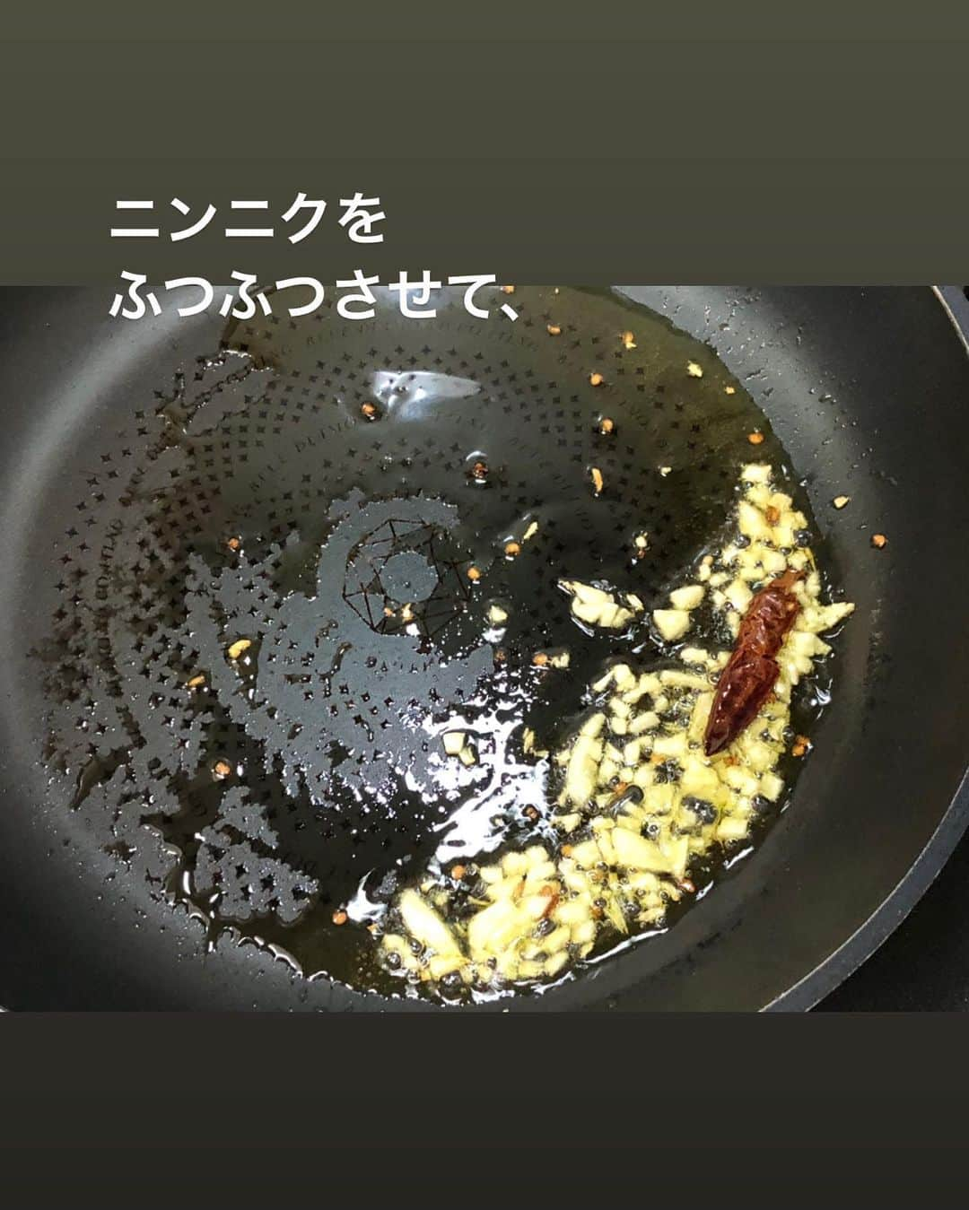 utoshさんのインスタグラム写真 - (utoshInstagram)「【レシピ画像付き】ネギたっぷり鯖缶オイルパスタ！﻿ ﻿ ネギをもりもり食べられる。ネギ消費にもピッタリなネギと鯖缶のパスタ。﻿ いつもの味に飽きたらぜひ作ってみてほしいパスタです。﻿ ﻿ ネギと鯖缶はベストマッチですね。これに大根おろしをトッピングして、そこにちょっと醤油をかけても美味しいんですよね。﻿ ﻿ ✔️〈この料理のポイント〉﻿ にんにくを焦がさない様に茹で汁を入れるまでは弱火でじっくり炒める。﻿ 塩分の調節は茹で汁でする。2杯いれるか、3杯入れるかで塩分が変わります。﻿ ﻿ ﻿ レシピはこちら↓﻿ ＿＿＿＿＿﻿ ﻿ ネギたっぷり鯖缶オイルパスタ（2人分）﻿ ﻿ 【材料】﻿ パスタ　160〜200g﻿ 水煮鯖缶　1個﻿ ネギ 1/2（上の青い方を使うと彩りがいい）﻿ ﻿ ニンニク 1片﻿ 赤唐辛子 1個﻿ ﻿ パスタを茹でる用の塩﻿ ・水1リットルの場合　塩8g﻿ ・水2リットルの場合　塩16g﻿ ﻿ オリーブオイル　大さじ3﻿ 仕上げ用 EVオリーブオイル　小さじ2﻿ （食べるときパスタが固まるのが嫌な人は入れてください）﻿ ﻿ ﻿ 【作り方】﻿ （1）ニンニクをみじん切りにする。赤唐辛子の種をは少しのこして捨てる。ネギは斜めに細切り。鯖缶は中の水を捨てる。﻿ ﻿ （2）フライパンにオリーブオイルを入れ、ニンニクと赤唐辛子をいれ、ふつふつするまで中火で軽く火にかけ、弱火にする。﻿ ﻿ （3）パスタを茹で始める。﻿ ﻿ （4）鯖缶とネギを入れて、1分半たった茹で汁をおたま一杯分プライパンに入れ、よくまぜ合わせて乳化させながらパスタのタイミングまで待つ（茹で汁が足りないようだったらさらにもう1杯入れる。）﻿ ﻿ （5）パスタが茹で上がる手前（2分前くらい）でパスタをフライパンに移し、混ぜ合わせて乳化させながらアルデンテにしてしたら完成。﻿ ﻿ ＿＿＿＿＿﻿ ﻿ ﻿ ぜひ作ってみてくださいね。﻿ No local No food おいしく楽しく！﻿ ﻿ ﻿ #鯖のネギパスタ﻿ #パスタ #pasta #スタートUPレシピ #スタートアップレシピ #とりあえず野菜食﻿ ﻿ #ellegourmet#lunch#brunch#breakfast#foodporn#instagramjapan#vsco#IGersJP#onthetable#ランチ#おうちカフェ#うちごはん#暮らし#フーディーテーブル﻿ #cooking#homemade#おうちごはん#朝ごはん#japanesebreakfast#f52grams」5月26日 23時06分 - utosh