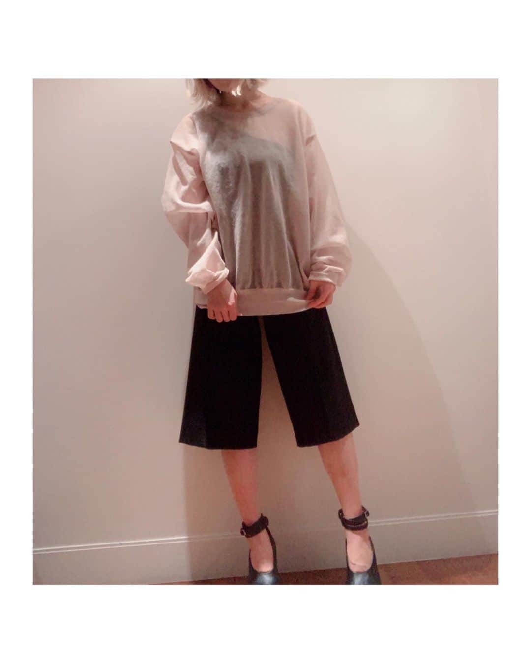 SHOCOのインスタグラム：「georgeせんせいとのインスタライブ見ていただいた方ありがとうございました🙇‍♀️楽しかったな⭕️全然質問ひろえず申し訳ない気持ちです。DMとかstandfmの質問してもらえたらお答えします🙂服のブランドはタップしてね　#コーデ#コーディネート#カジュアルコーディネート#大人カジュアルコーデ#今日の服#今日のコーディネート #ootd#シンプルコーデ#カジュアル#カジュアルファッション #シンプルコーデ」