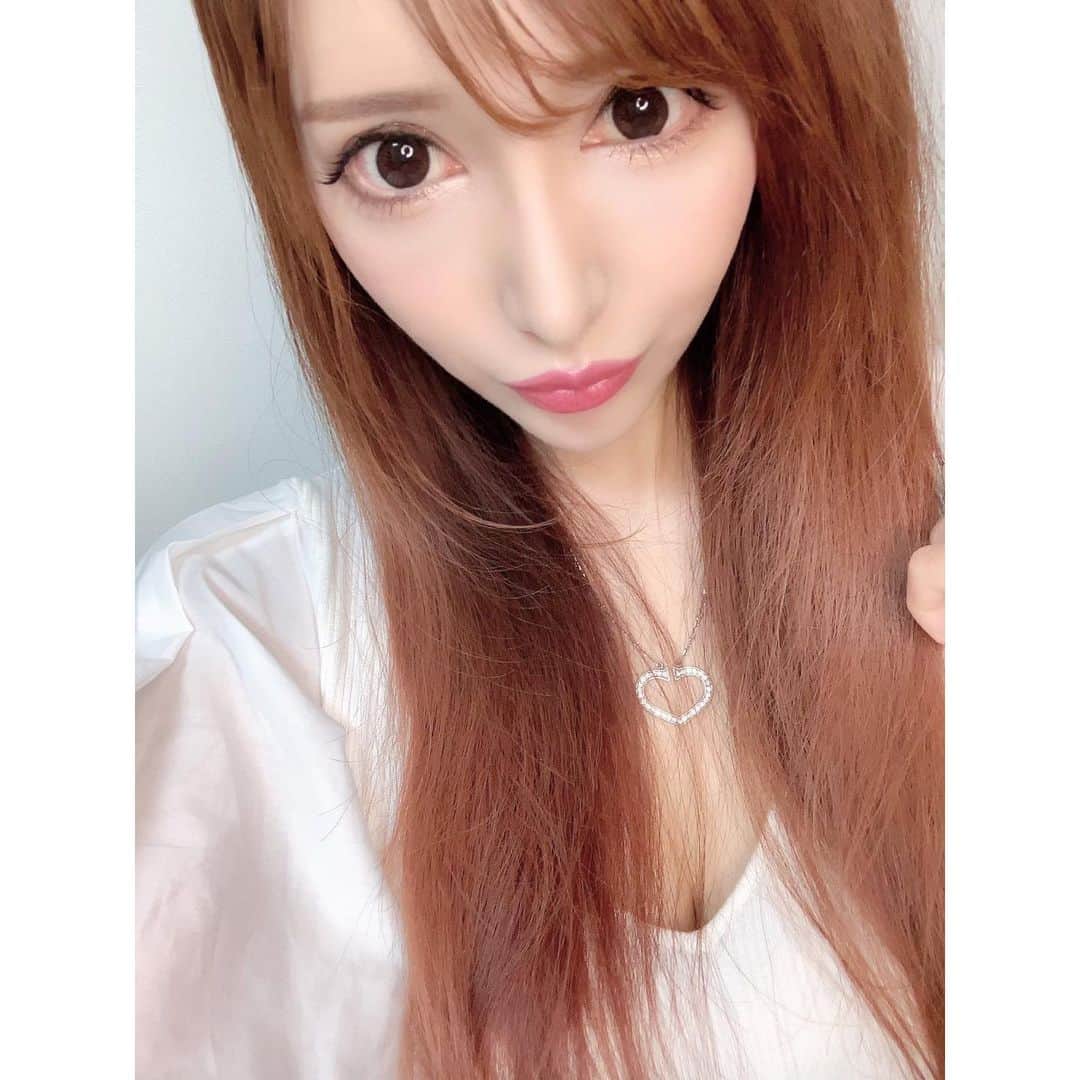水輝聖羅のインスタグラム：「. . 自粛中はいろんなコスメとカラコンを試してみたよ〜〜❀.(*´◡`*)❀.🧸💙🤍🤍💙🏠🌼🦋🌼🤍🤍 . . 緊急事態宣言は開けたけどこれからも出来ることは自粛しながら生活していこうとおもいまぁす४*ପ꒰⑅•ᴗ•｡꒱໊੭♡♩🦋💙🍀🌼🤍💙🤍🍀✨✨✨ . . #やっと美容室に行ける #newコスメ #メイク研究 #ナチュラルカラコン #自粛生活 #緊急事態宣言解除 #おうちじかん #stayhome #湿気の季節 ☔️🐸🌟🌟」