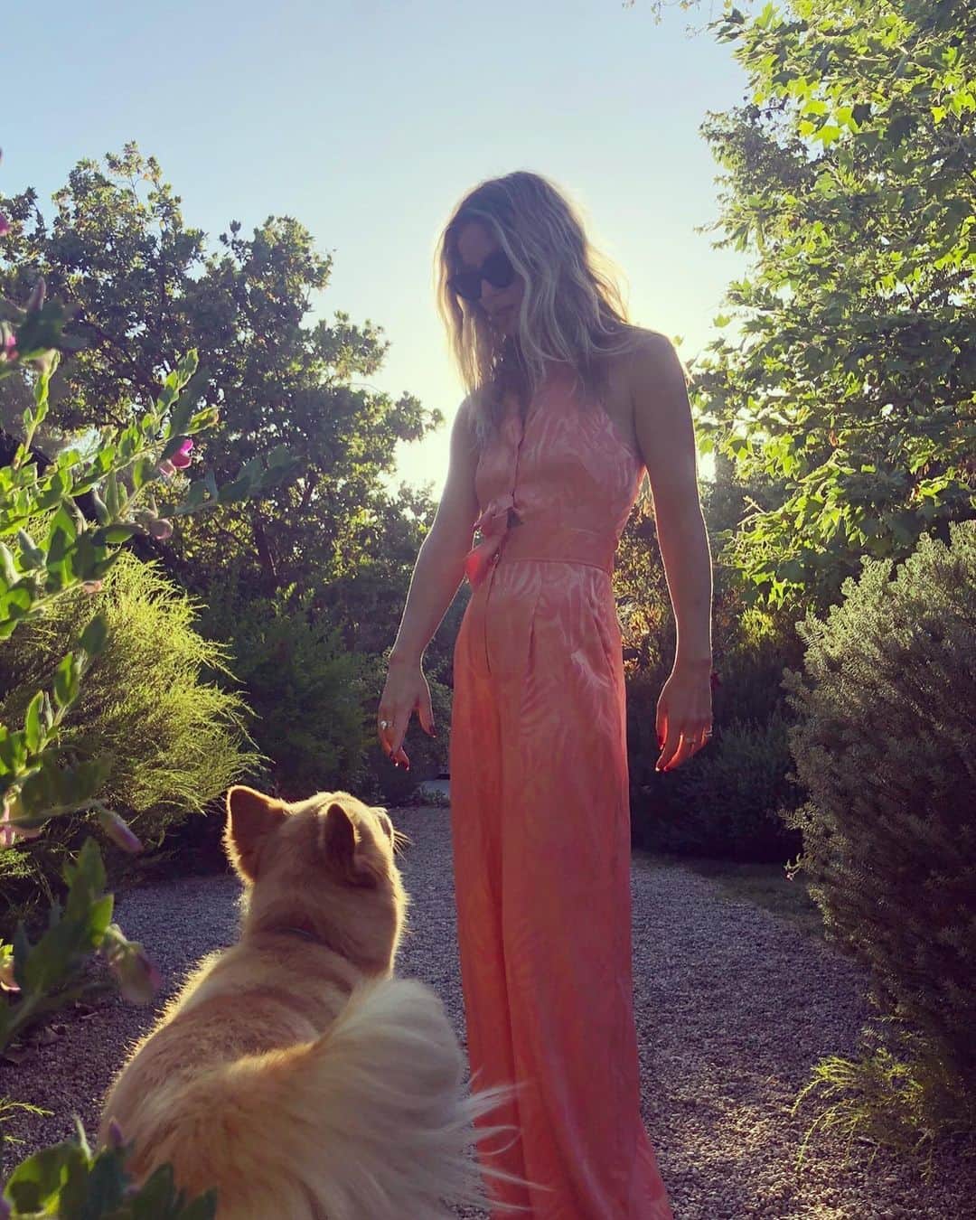 アナベル・ウォーリスのインスタグラム：「My lovely friend @alicetemperley sent me this jumpsuit as a gesture of Love  from a distance. Thank you Alice! And thank you for being a badass female entrepreneur, mother, artist, friend #bosslady @temperleylondon 💜💕💜💕」