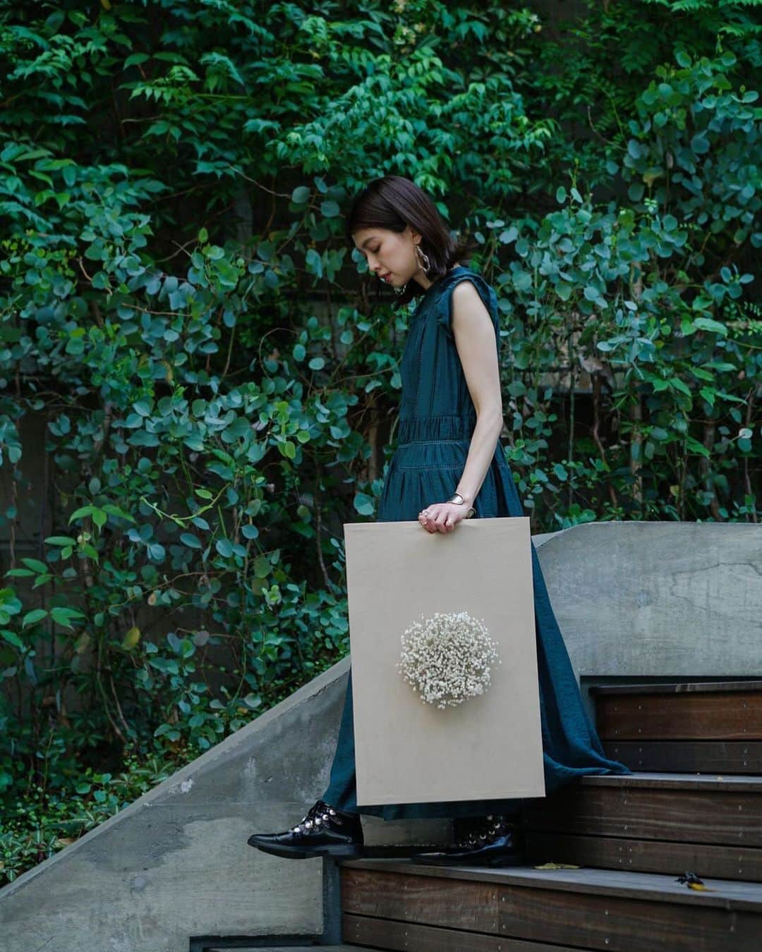 木野園子のインスタグラム：「Ginza Sony Park @ginzasonypark のECRU.GINZA @ecru_ginza で展示販売が開催予定でした。決まったとき本当に嬉しくて、実際に皆様に見てもらったりお会いしてお話し出来るのを楽しみにしていましたが、今回はオンラインストアでの発表になりました。そんな中たくさんのオーダーやメッセージをいただいて改めて花に関わる仕事が出来て良かったと思いました✨ 本当にどうもありがとうございました‼️こちらECRU.GINZAのオンラインストアで5月31日までとなります💠 大きな作品2点のみになりますがご購入も可能です。 是非ご覧下さい🐰  flower Gypsophila qui no  @quinoflowerkinosonoko @kinosonoko  canvas hyle @hyletokyo  花　カスミソウ　キノ キャンバス　ヒュレー  #ginzasonypark #銀座ソニーパーク #ECRU #ECRUGINZA #エクリュ　#エクリュ銀座 #écru #ecru_ginza #écruginza  #flower #flowers #flowerstagram #flowerphotography #flowershop #flowerartist #flowerartwork #flowerartgraphy #flowerart #flowerdesign #flowerdesigner  #quino #キノ  #flowershop #お花 #花  #お花屋さん #木野園子のお花のお仕事  #Hyle #ヒュレー #コーヒー染め #コーヒー染めキャンバス」