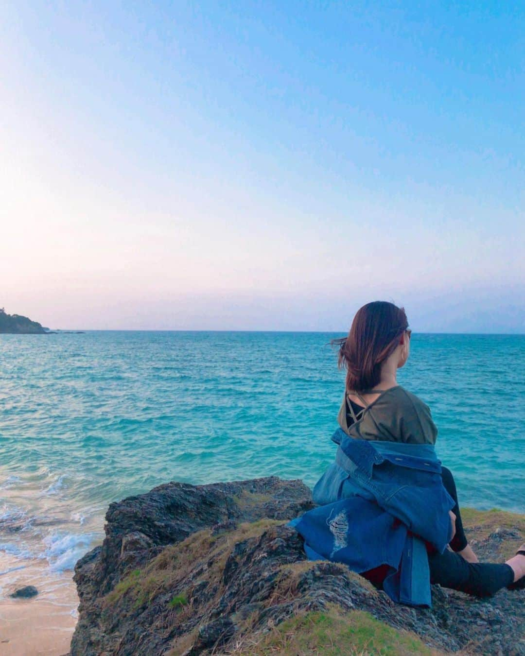 川崎美海のインスタグラム：「⚾️沖縄キャンプ⚾️5日目 2020.2.23 みてこの青。青。青。🌊 はぁ。もう少し落ち着いたら 沖縄絶対行こう。 私海で2、3時間とか普通に黄昏られる位好き。 コザしんきんスタジアムの帰りに ホテルの近くの恩納村の海でこの日も黄昏たよ♡ 「あと沖縄も2日かぁ〜早いね…」 って話してた記憶がある。 で帰りにご飯たべてー 私は🚗だからノンアルのオリオンビールとジーマミー豆腐という完璧な組み合わせ♡ 切実に戻りたーい。  #沖縄キャンプ #沖縄　#okinawa #海 #sea #コザしんきんスタジアム #沖縄観光　#野球　#baseball #プロ野球　#プロ野球キャンプ #野球女子 　#上本兄弟　#上本博紀 #上本崇司 #藤浪晋太郎 #菊池涼介  #広島カープ　#阪神タイガース #オープン戦 #恩納村　#オリオンビール　#orion #ジーマミー豆腐」