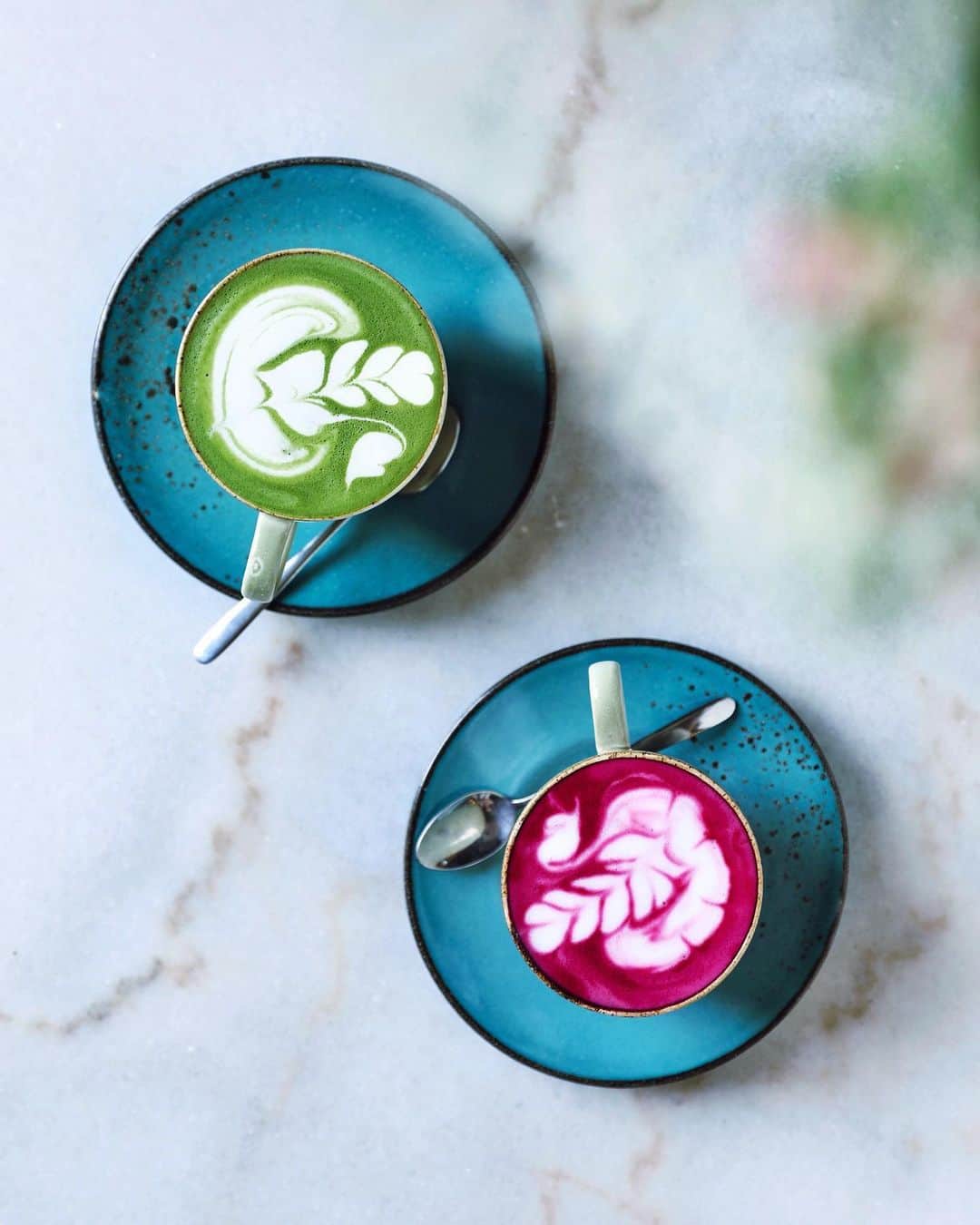 リリー＝ローズ・メロディのインスタグラム：「Are you more of a betroot latte or a matcha latte person 💗💚 ?! On a more super serious note does anyone knows where I can find good quality matcha here in Bali as the stock I bought in Japan at the beginning of the year is soon coming to an end and I’m quite addicted 🙏🏼 ?」