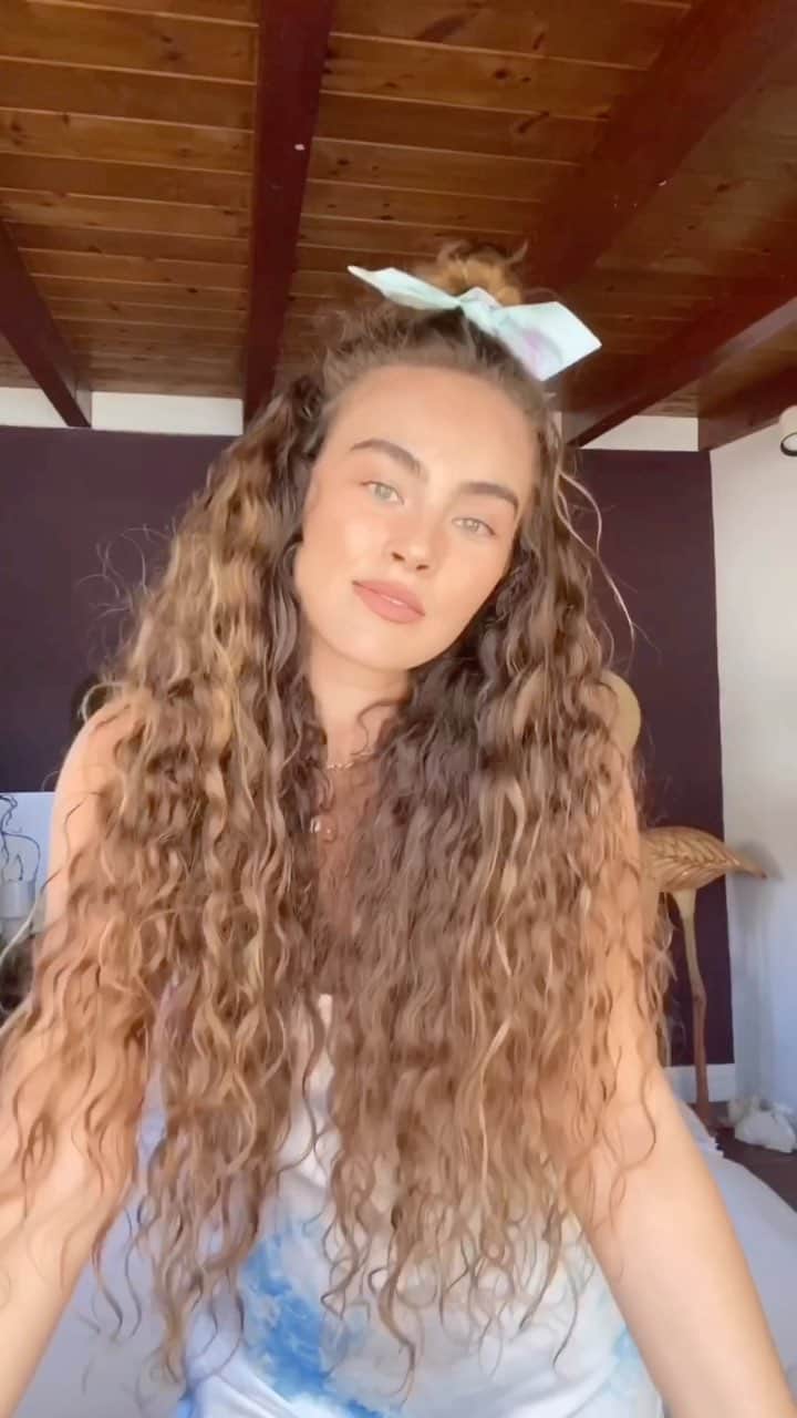 ダニジョーのインスタグラム：「Watch @thegirlhabit break down a million ways to wear your DANNIJO accessories and get lost in her mesmerizing locks 🌈  Shop the look: Hair accessories- https://dannijo.com/collections/hair Slip - https://dannijo.com/products/skye-tie-dye-mini-slip-dress Aida necklace - https://dannijo.com/products/aida Amale necklace- https://dannijo.com/products/amale Nico necklace - https://dannijo.com/products/nico」