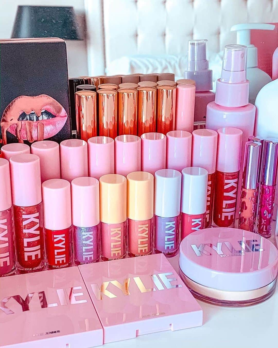 Kylie Cosmeticsさんのインスタグラム写真 - (Kylie CosmeticsInstagram)「@thebeautynewby showing some of her Kylie favs 💗🤍 #kyliecollection」5月26日 23時35分 - kyliecosmetics