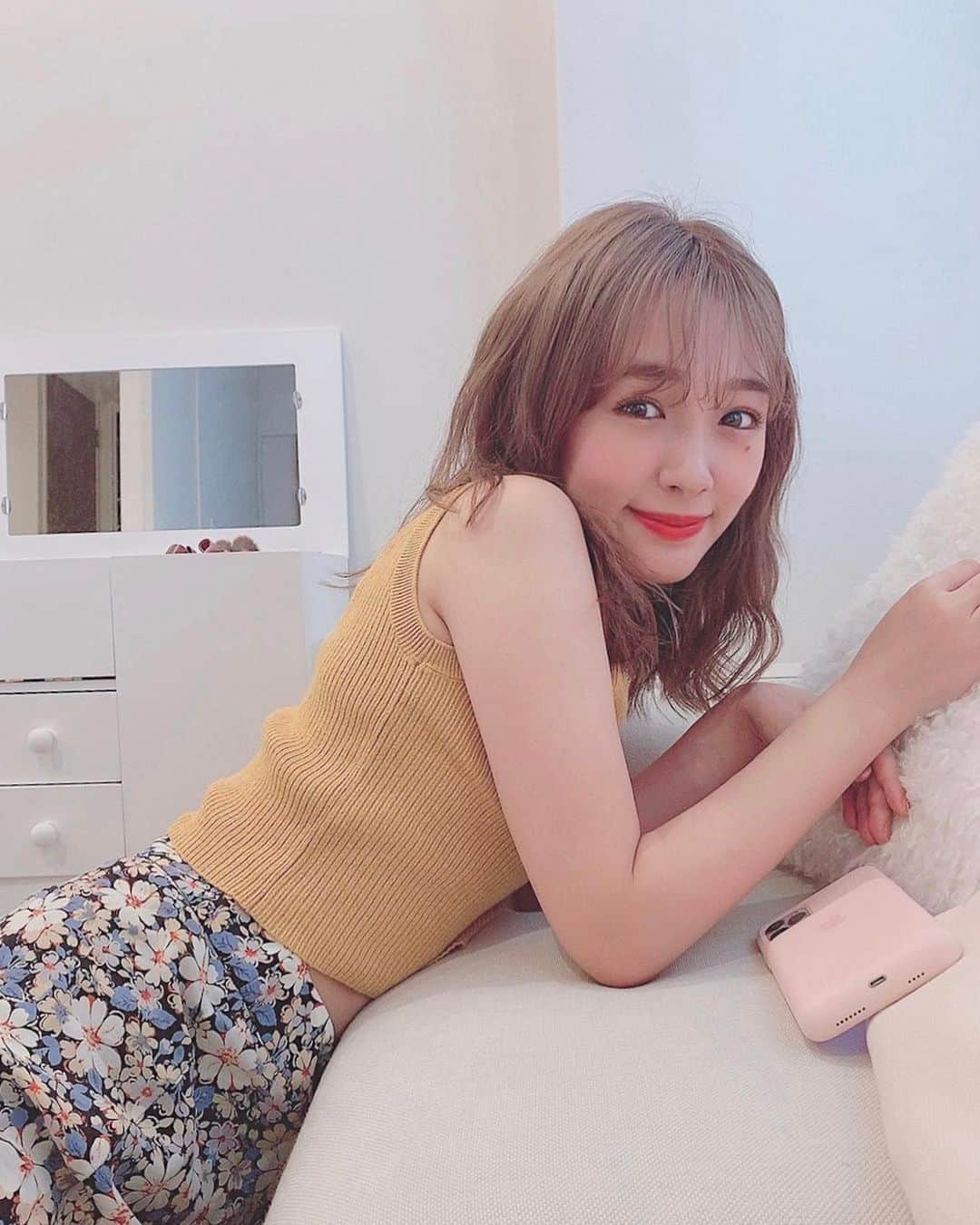 前田希美（まえのん）さんのインスタグラム写真 - (前田希美（まえのん）Instagram)「お家に新しいソファが届いて、 ぐで～ってしちゃうおうち時間。  最近梨泰院クラスを 観終わってロスがすごいです。 パクセロイが素敵すぎました。 きゅんきゅんしたなぁ。  ソファは大好きな家具屋さん @lowya_official で買いました。  机も新しいの買おうかな～  明日は19時からインスタライブします。 見てくださいね。  写真のどこかにチラッ があります🙈💭 #lowya #lowyaソファ #梨泰院クラス  #梨泰院 #おうち時間 #ソファ」5月26日 23時35分 - maeda_nozomi