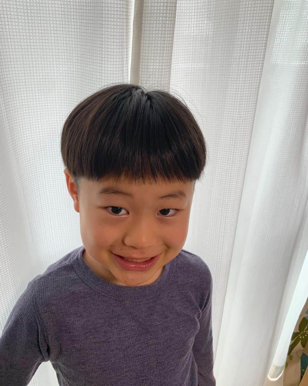 柴崎貴広さんのインスタグラム写真 - (柴崎貴広Instagram)「息子さん、髪切りました💇‍♂️ 最近はカッコいいより、可愛いって言われたいから3歳の頃にしていたヘアスタイルにしたらしい🤷🏻‍♂️ 本人はイメージ通りらしい。 ただ、髪質が変わってちょっと、イジリー岡田さんに見えるような…  #息子  #7歳  #イジリー岡田 さん に見えなくもない  3.4枚目の写真は3歳の頃」5月26日 23時41分 - shibasaki26