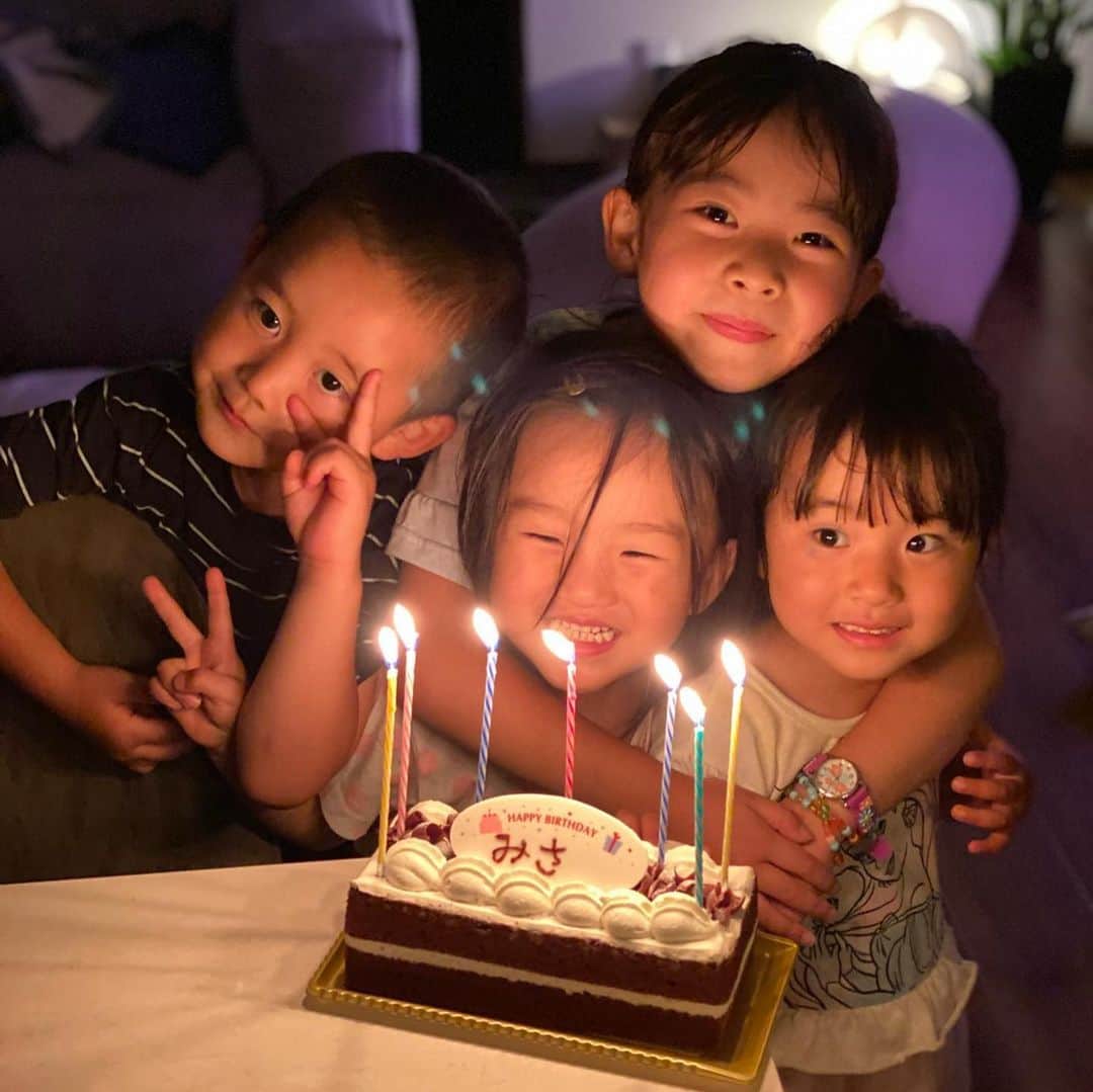 秋定麻紀子のインスタグラム：「コロナがキッカケで娘と毎日いれた数ヶ月間。 あっという間だった。 そして6月から娘の保育園は登園が再開されるけど、正直とても寂しい。 早く外に出て仕事したいけど、娘と平日の日中に会えないのがたまらなく寂しい。  私にとってコロナウイルスというモノは色々な事に気付かせてくれて、成長させてくれた。 この数ヶ月の間猛スピードで。 その気づきと学びで私は数倍もアップデートができた。  決してhappyな出来事ではなく、世界中が悲しみに包まれ、今後課題は山ほどある。  だけど娘と毎日過ごす時間が許された貴重な経験。 その経験の間、娘からもらったパワーで私はバランスを保っていた。  今後は自分の仕事と生活のバランスを考え、家で仕事する日は極力娘と共に過ごそうと心に決めた。  自分自身の人生、少しでも娘の笑顔を見ていたい。  こんなにあたたかく幸せなモチベーションで6月再起動します。  ありがとう。 引き続き、この笑顔の為に頑張ります。」