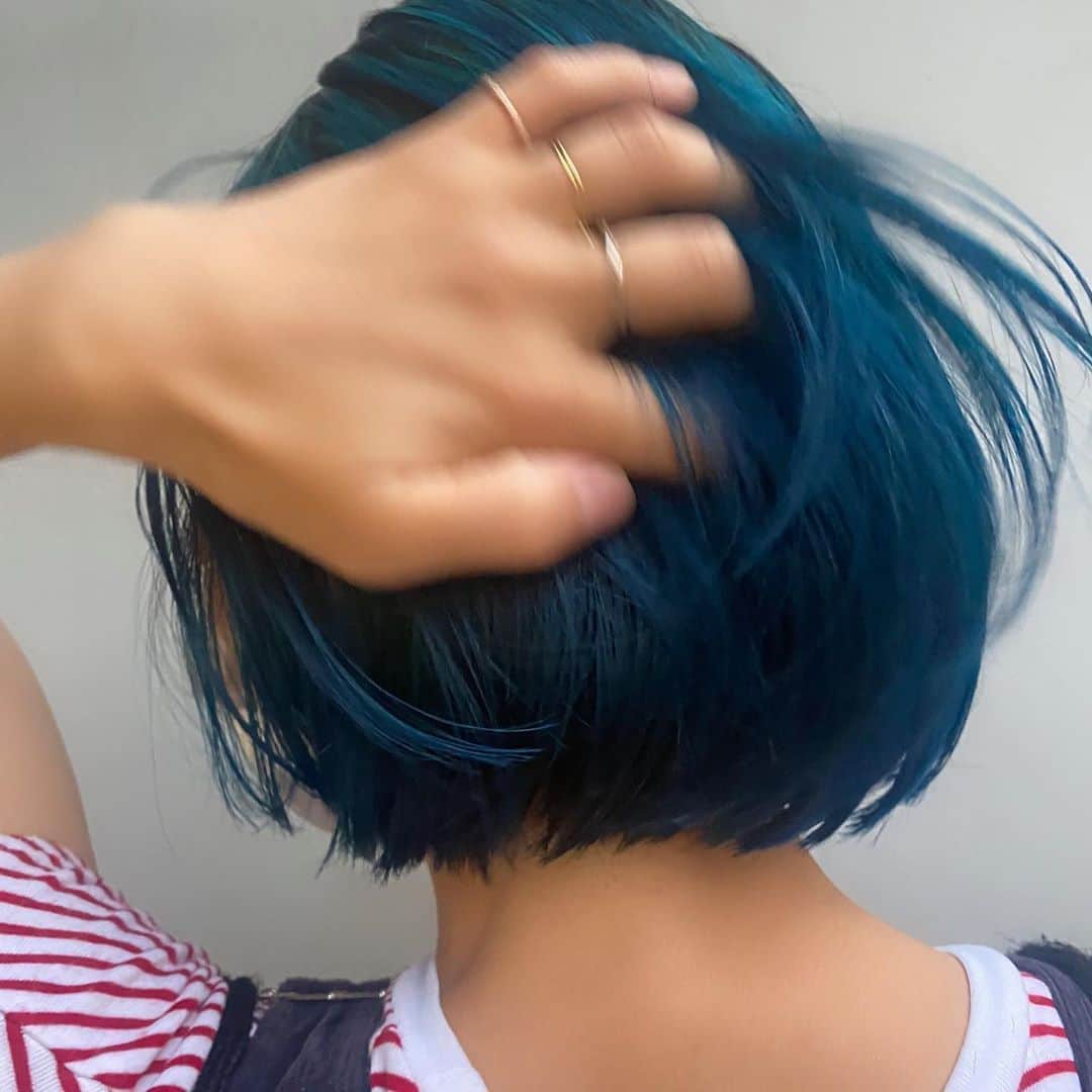 小松美緒のインスタグラム：「new my hair🦋  なかなか動き出せなくてもやもやしてる　 毎日でも、頑張るには　 思い切りも必要だと。  いつもパパさん、パンチきかせてくれてありがとう  お気に入りです。 @arata_shimada」