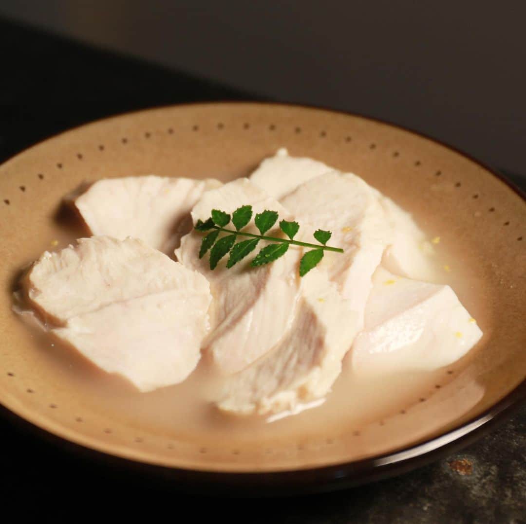 馬場裕之のインスタグラム：「とりむねしっとりからし風味🍻 『材料』 鶏胸肉1枚 お湯2リットル 白だし小さじ2 和がらし2g（わさびでも） ポリ袋 ①お湯を2リットル沸かし沸騰したら鶏胸肉を入れ強火で最沸騰したら火を消し15分から20分おきます。肉の厚みによって調節してください。 ②ポリ袋に白だし、水50cc、和がらしを入れ混ぜておきます。 ③時間が経ったら、鶏肉を引き揚げお好みの薄さにスライスしポリ袋へ入れます。この時1番厚みのある部分の中心が生の状態でしたら加熱不足なので気をつけてください。 ④お水をはったボウルなどへお肉を広げた状態でつけて、粗熱をとります。（袋を広げて水に当たる面積を増やして早く温度を下げるためです）流水で約3分くらいです。氷水でも良いです。 ⑤袋の水気を拭き取り冷蔵庫で少し冷やせば完成です。 パサつきがちなむね肉ですが、しっとりとして冷たくても美味しいですよ。 少しずつリモートお仕事が始まってきてますので、更新頻度が減っていくかも知れませんが、今後もレシピ更新出来る時に載せますのでよろしくお願いします😌 #おうち時間  #おうちごはん  #吉本自宅劇場  #馬場ごはん」